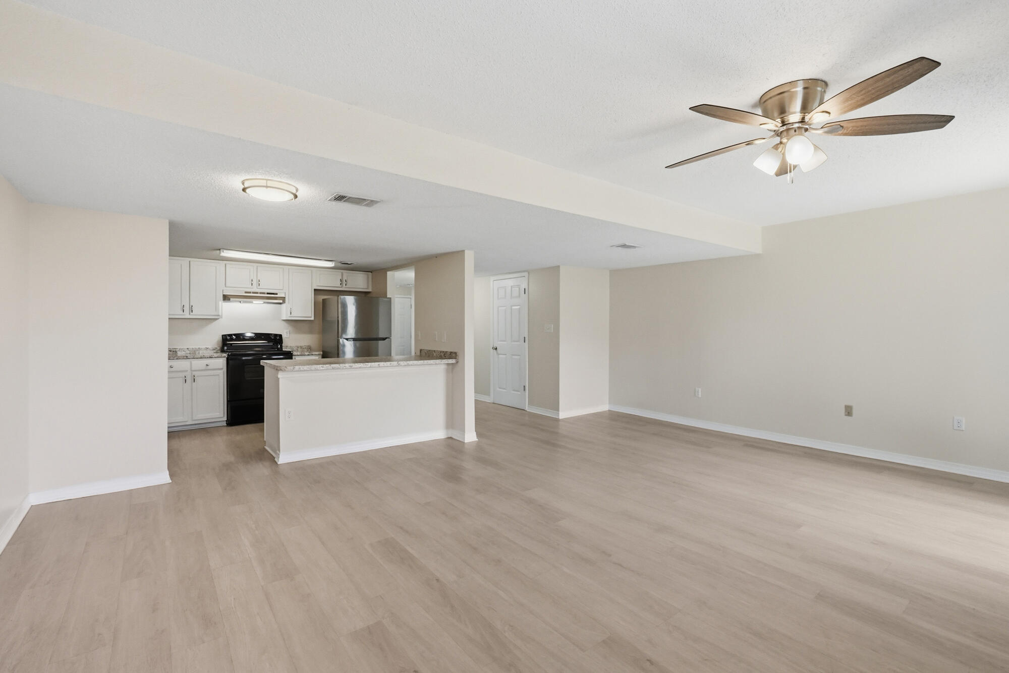 WHISPERING OAKS - Residential