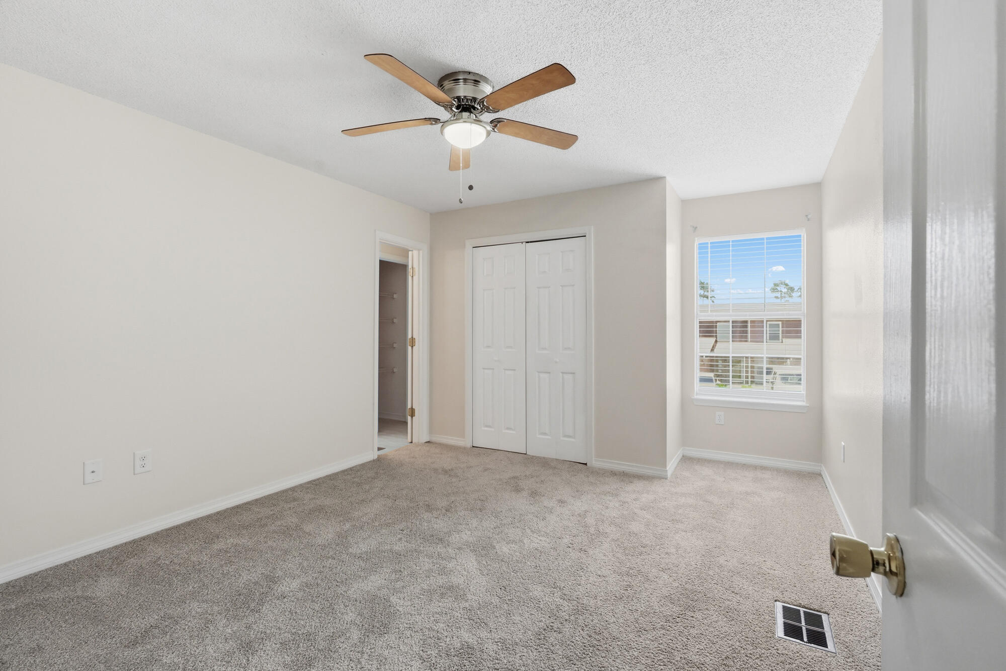 WHISPERING OAKS - Residential