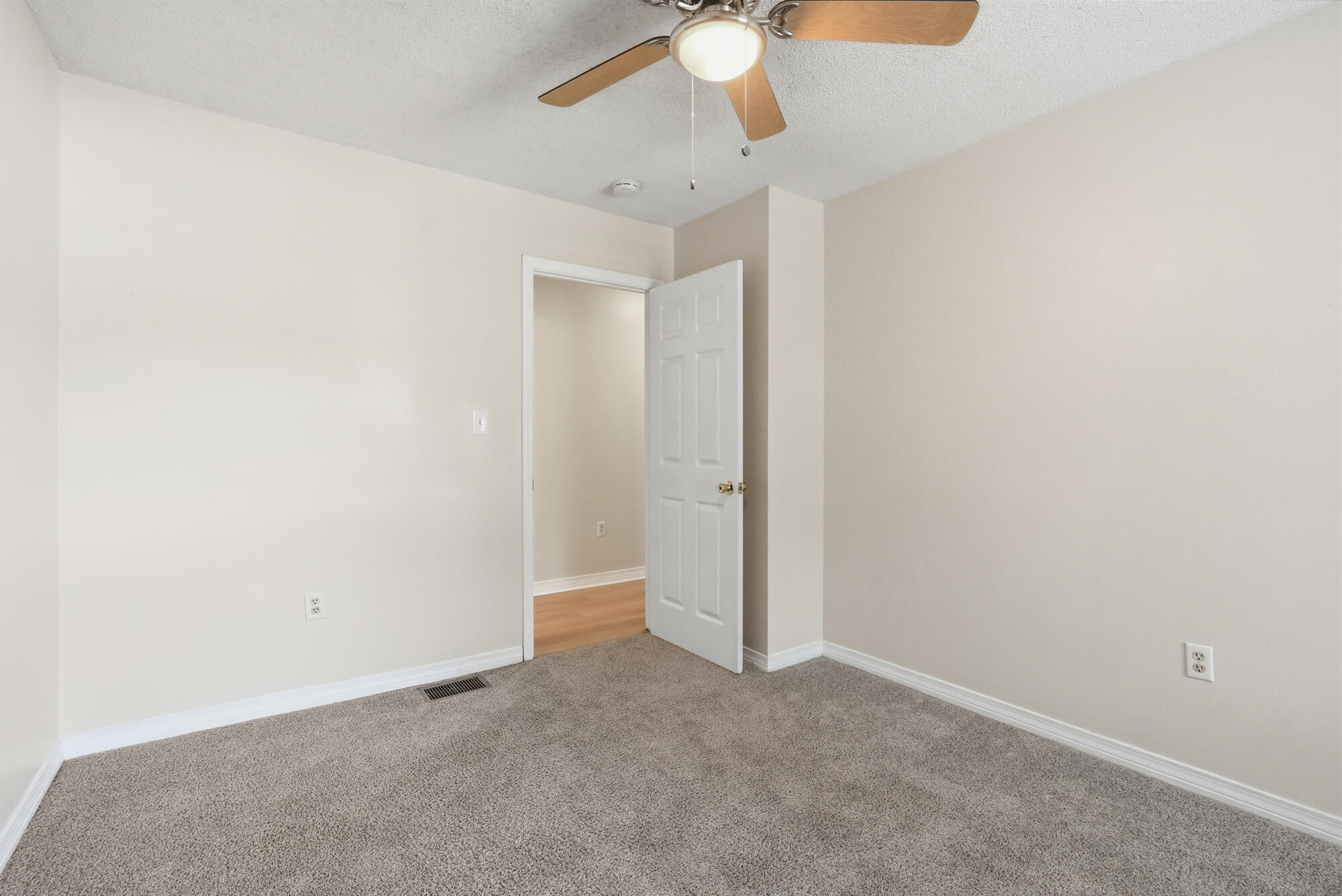 WHISPERING OAKS - Residential