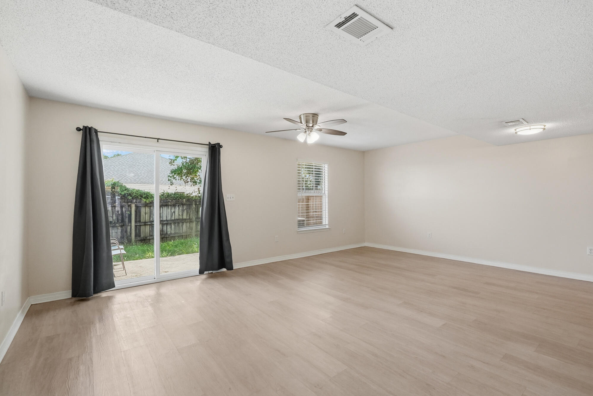 WHISPERING OAKS - Residential