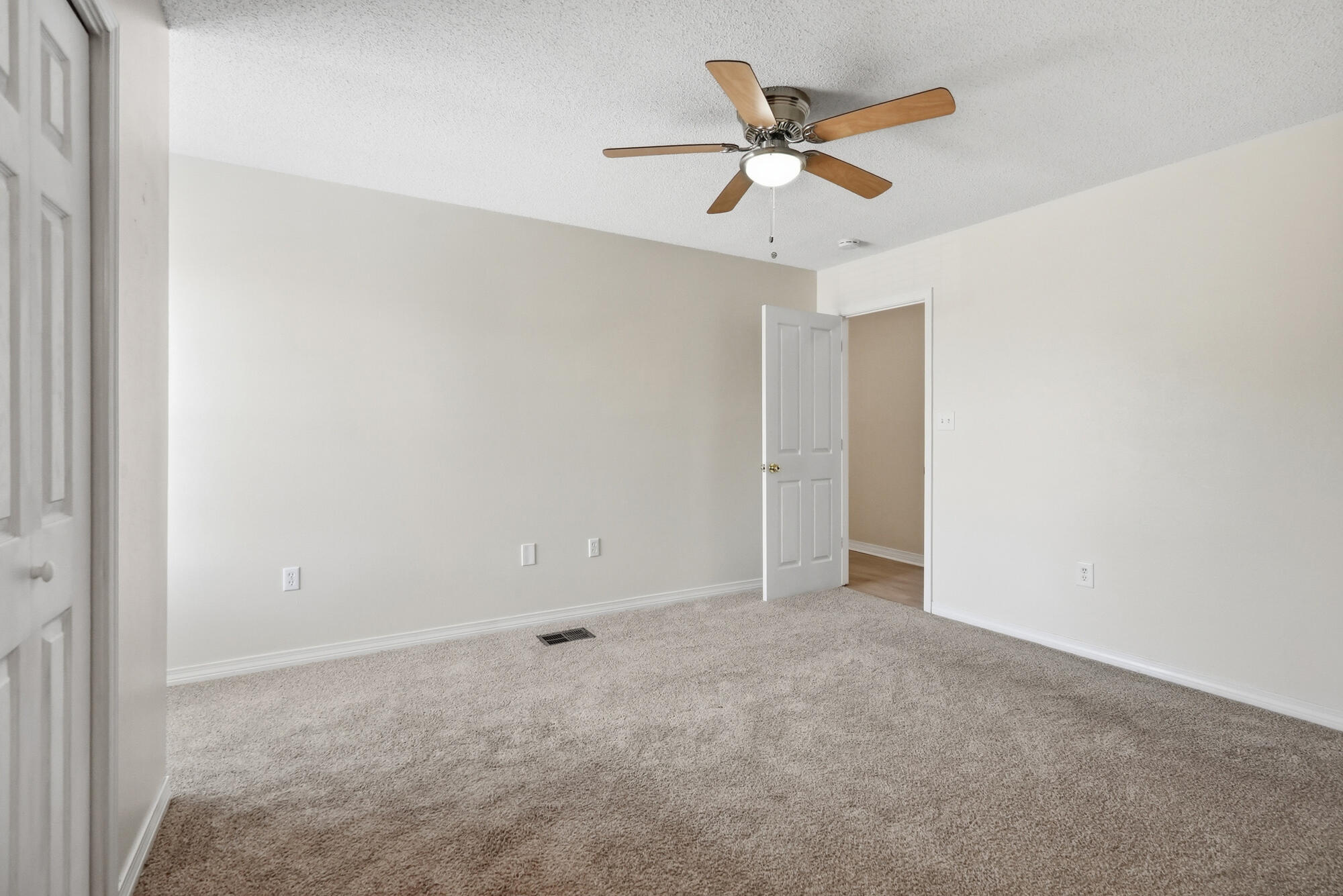 WHISPERING OAKS - Residential