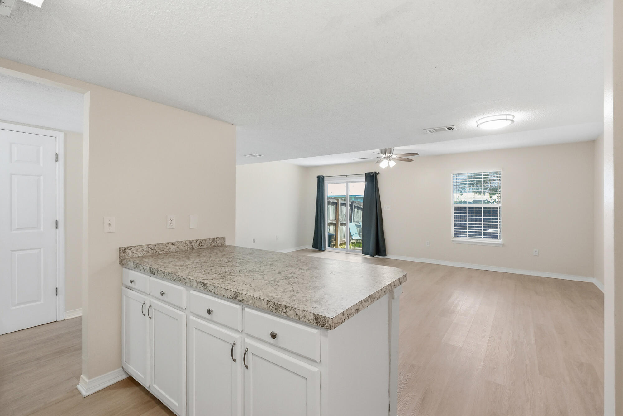 WHISPERING OAKS - Residential