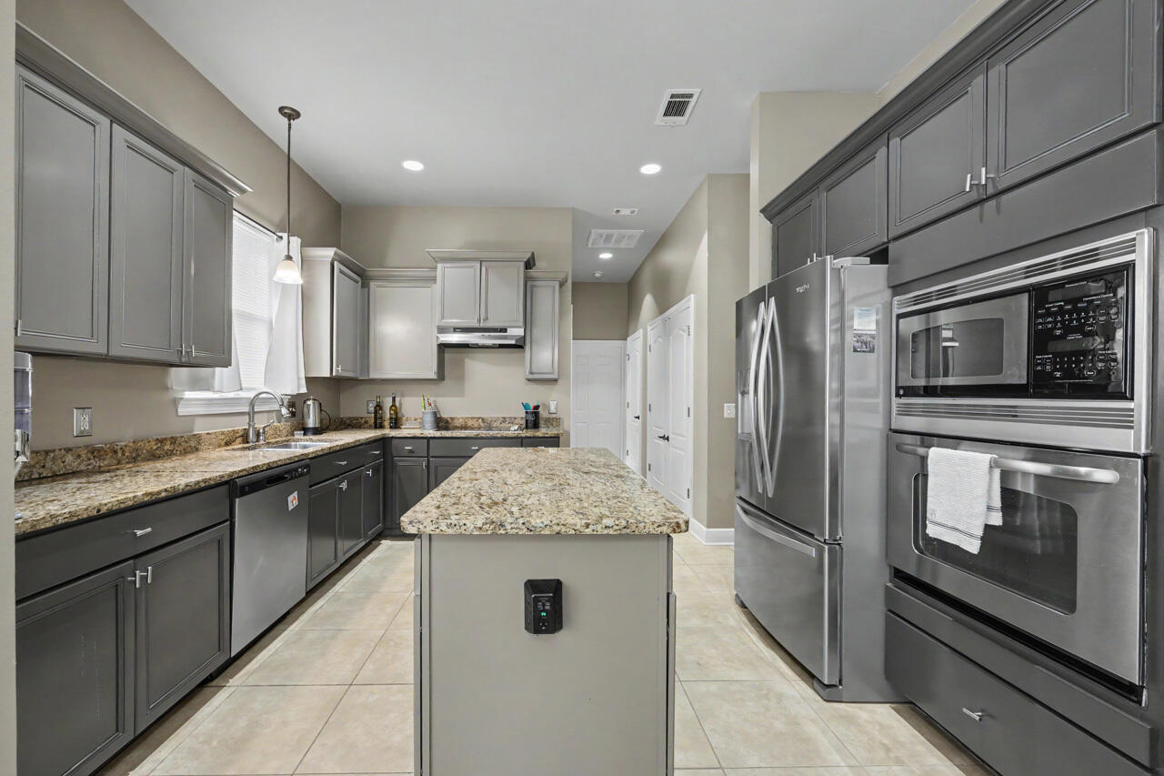LAKERIDGE EST - Residential