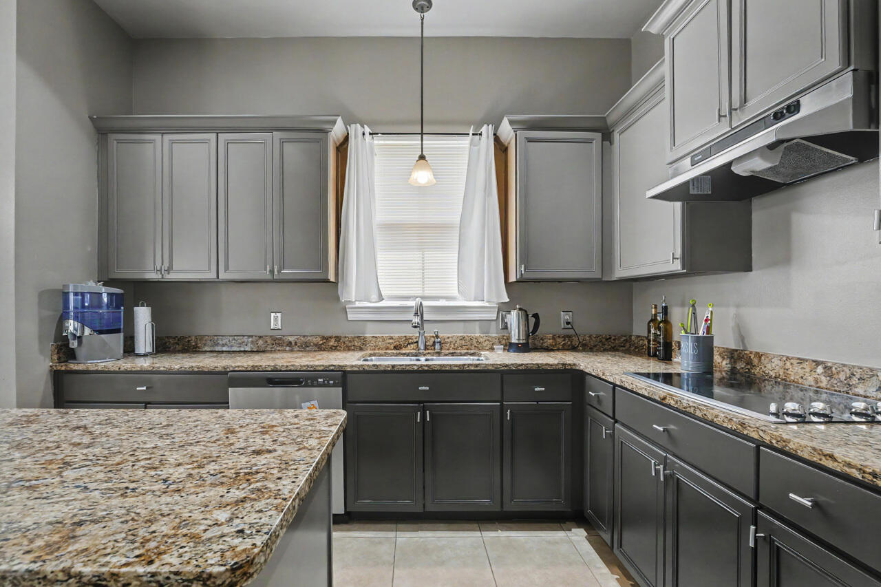 LAKERIDGE EST - Residential