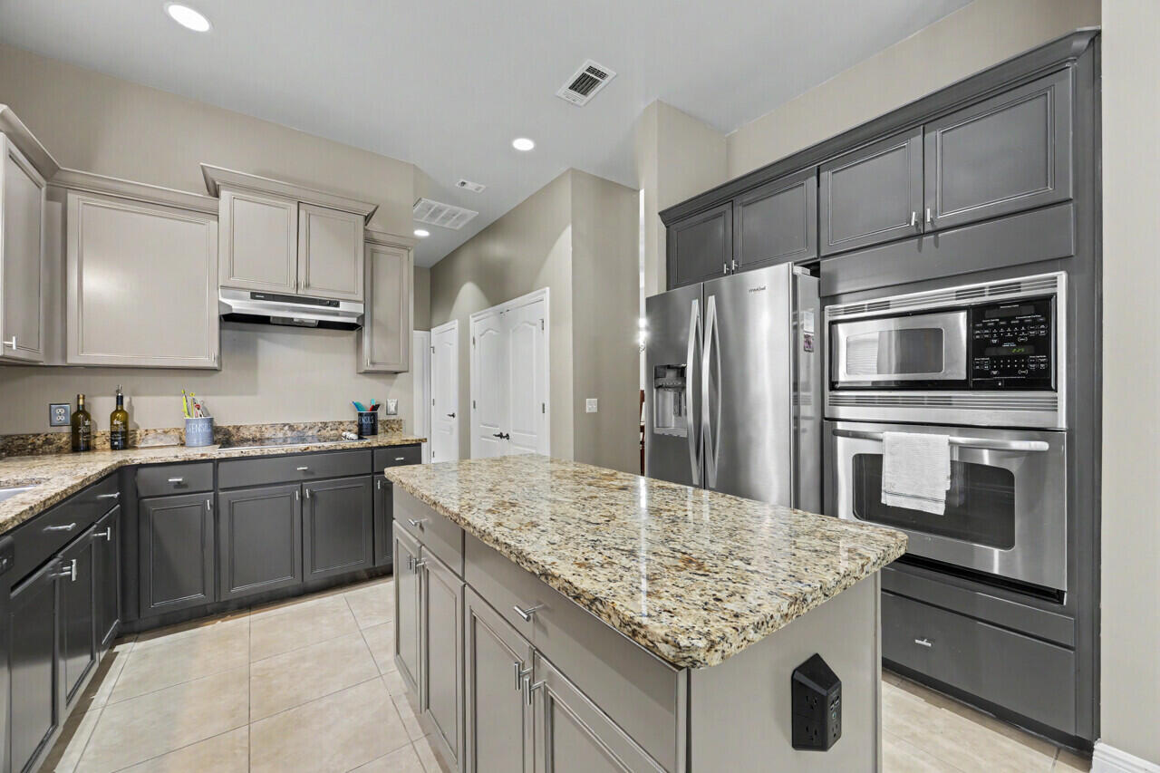 LAKERIDGE EST - Residential