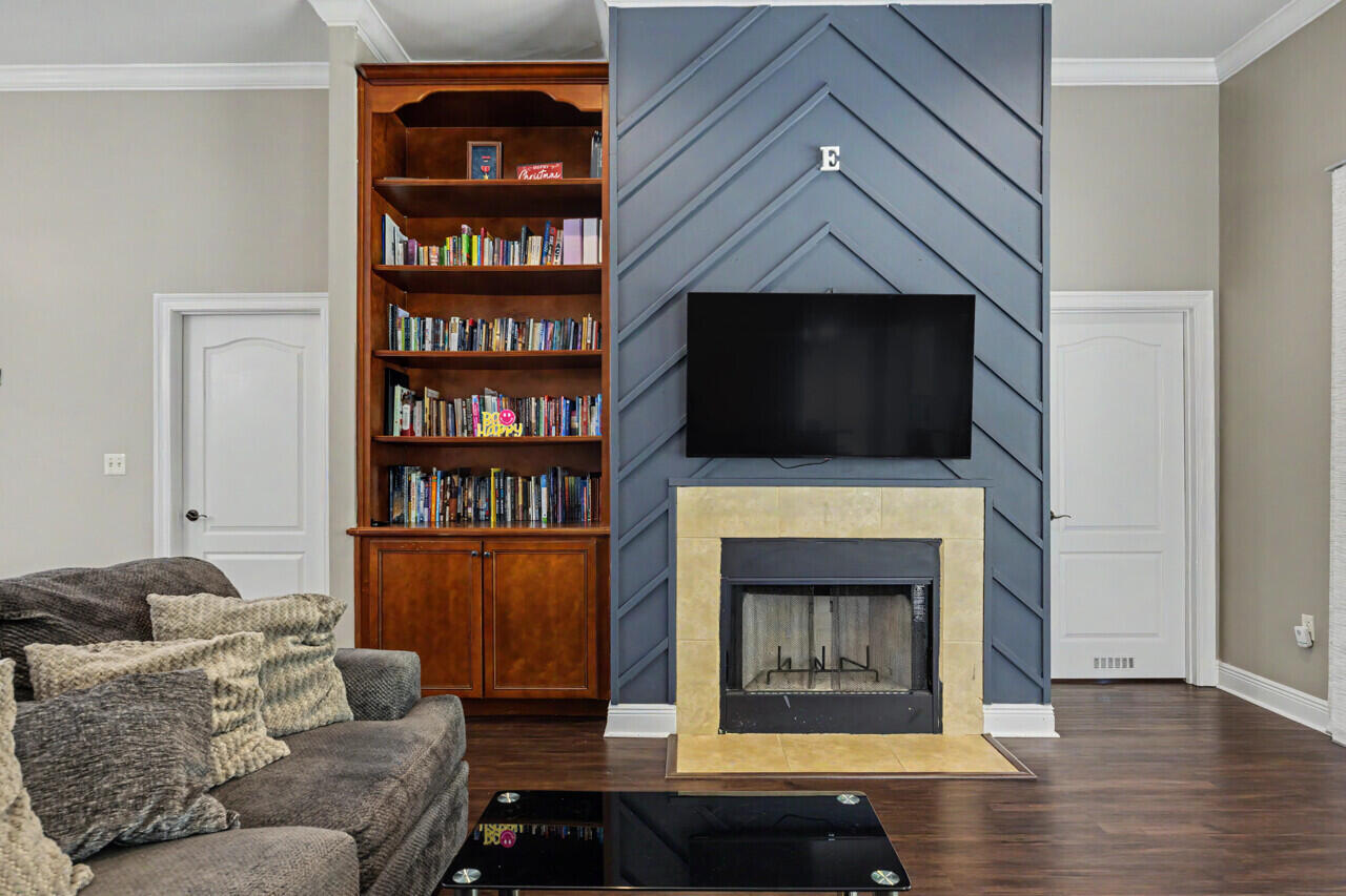 LAKERIDGE EST - Residential