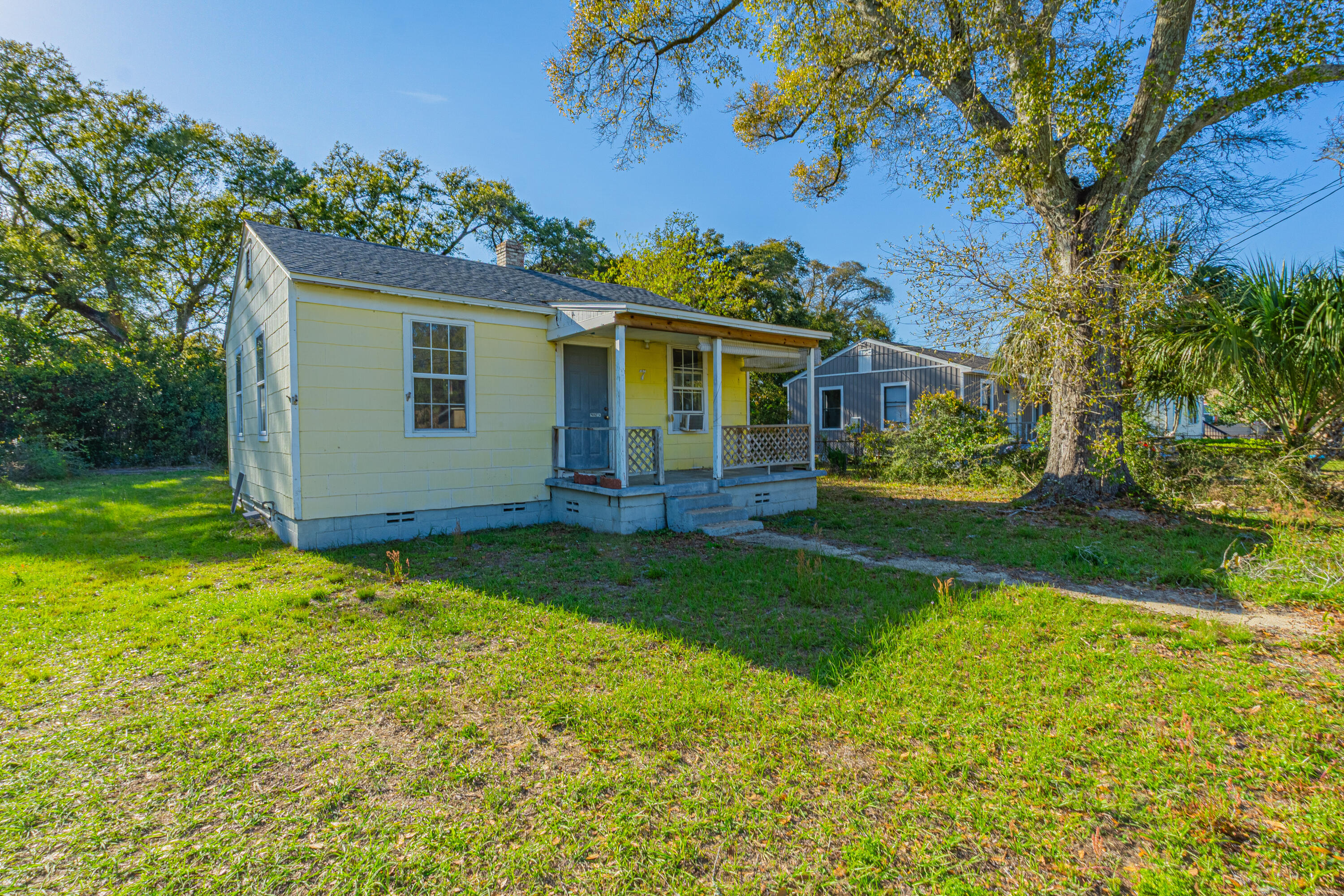 Charming Florida cottage offering 2 bedrooms and 1 bathroom across 678 square feet. This home sits on a spacious lot and features a functional layout with plenty of natural light throughout. The property presents an excellent opportunity for updates and personalization, allowing the next owner to bring their vision to life.
The interior includes a combined living and dining area, a galley-style kitchen, and two bedrooms with a shared full bath. Outside, the home offers a covered front porch and a generously sized yard with room for landscaping, outdoor living, or expansion possibilities. Conveniently located with easy access to local amenities, shopping, and dining. Whether you're looking for a project, rental potential, or a home to customize, this property offers a solid starting point with great potential.