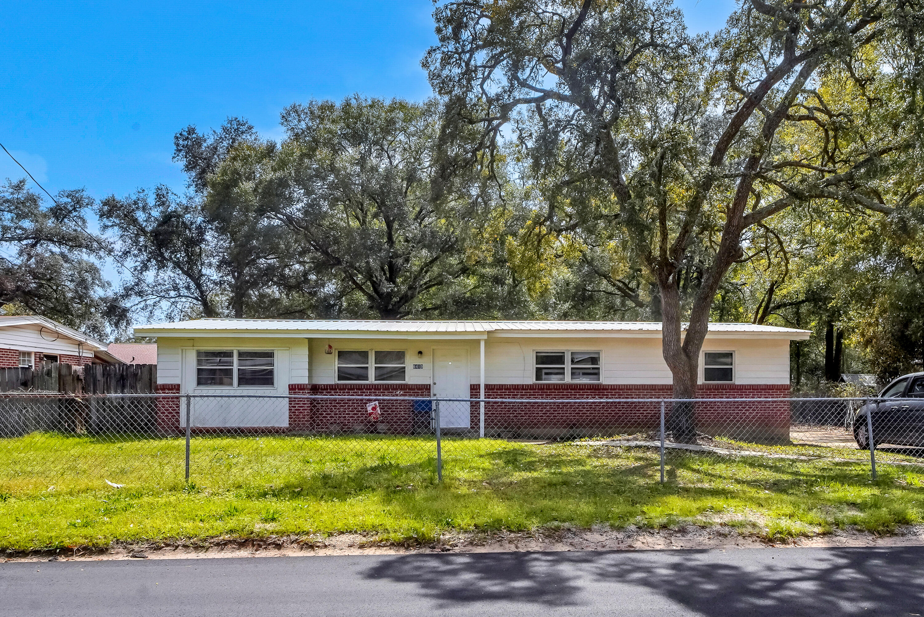 2 bedroom 1 bath investment property being sold in the Skyline Heights neighborhood.  Property is occupied by a tenant with a lease through 10/31/2026