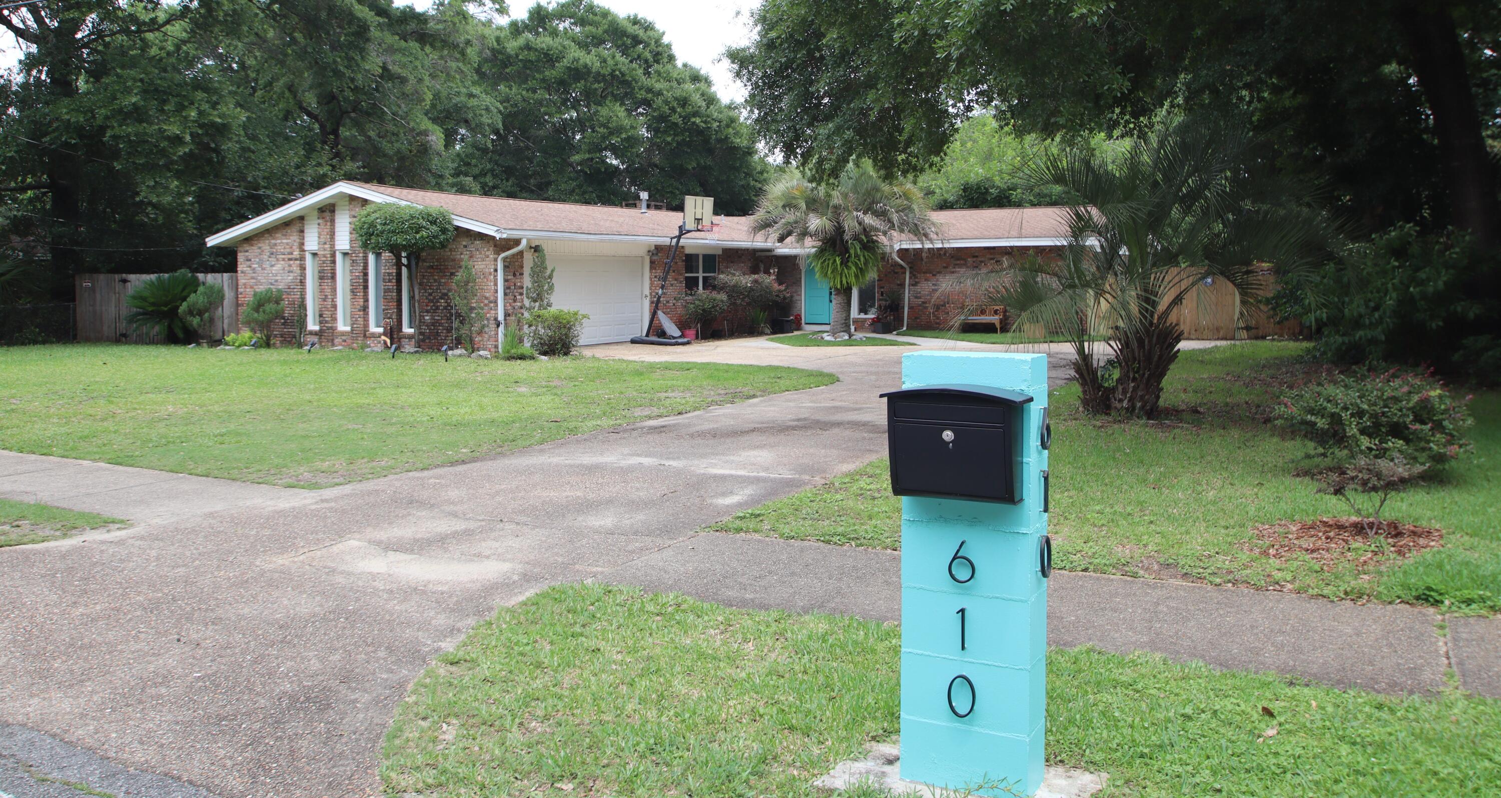 COUNTRY CLUB ESTATES - Residential