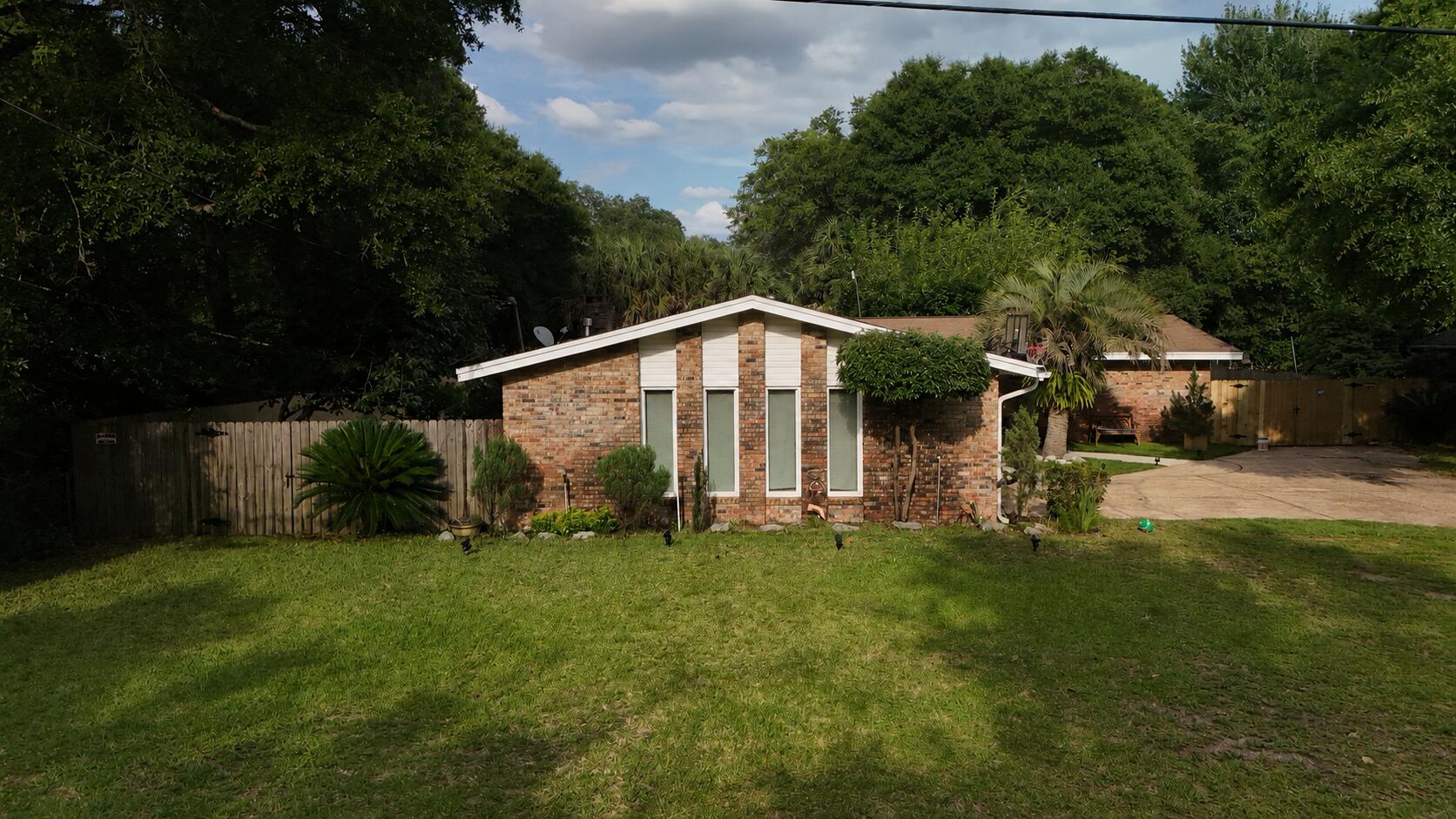 COUNTRY CLUB ESTATES - Residential