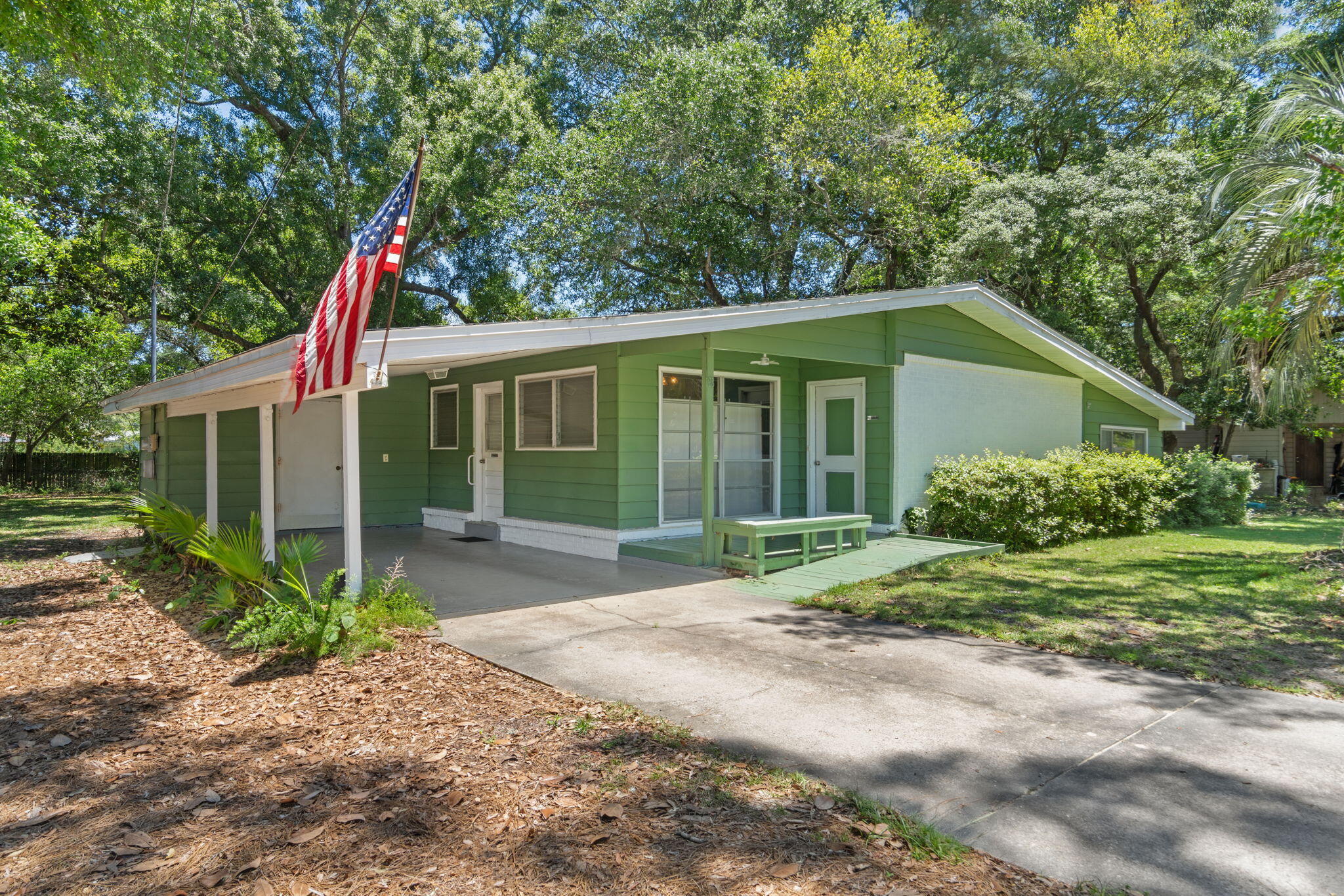 Create your own masterpiece with this midcentury modern bungalow. It's held its charm through multiple generations but is now ready for a makeover. Spanning 1800 sq ft. of blank canvas, hardwood floors and original charm, it's now ready for a buyer with vision.
Roof 2017, HVAC 2016, 2025 Water Heater
Hardwood under carpet
Revamped Azalea Park in neighborhood
.4 miles to Mary Esther City Residents' Boat Ramp