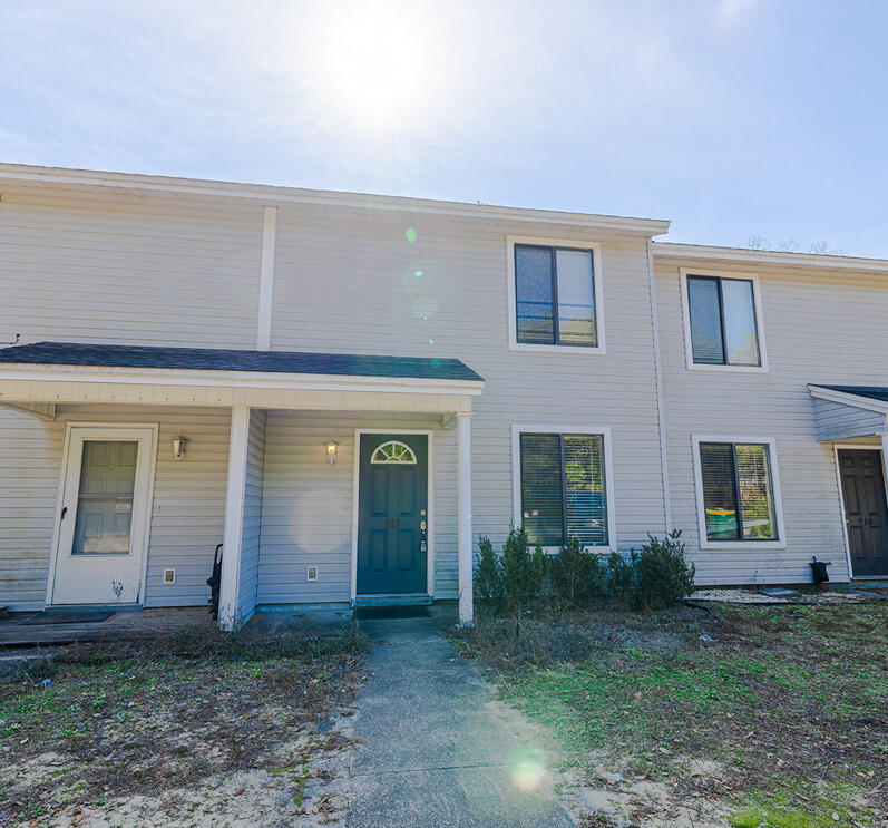 2 bedroom 1.5 bath Townhome close to everything! Renovated and has a fenced in backyard. Tile flooring in the living room, dining area, kitchen, and both bathrooms. There is a half bath downstairs that has been renovated. New carpet in the bedrooms. Newer stainless appliances, and granite counters. Upstairs has 2 good sized bedrooms and 1 full bathroom. Call Amanda 850-333-2154 (Realtor).
This is a limited service listing for purposes of listing the property on the MLS only, interested parties will be working directly with the owner and not be entering a lease with BHHS Pen Fed Realty.