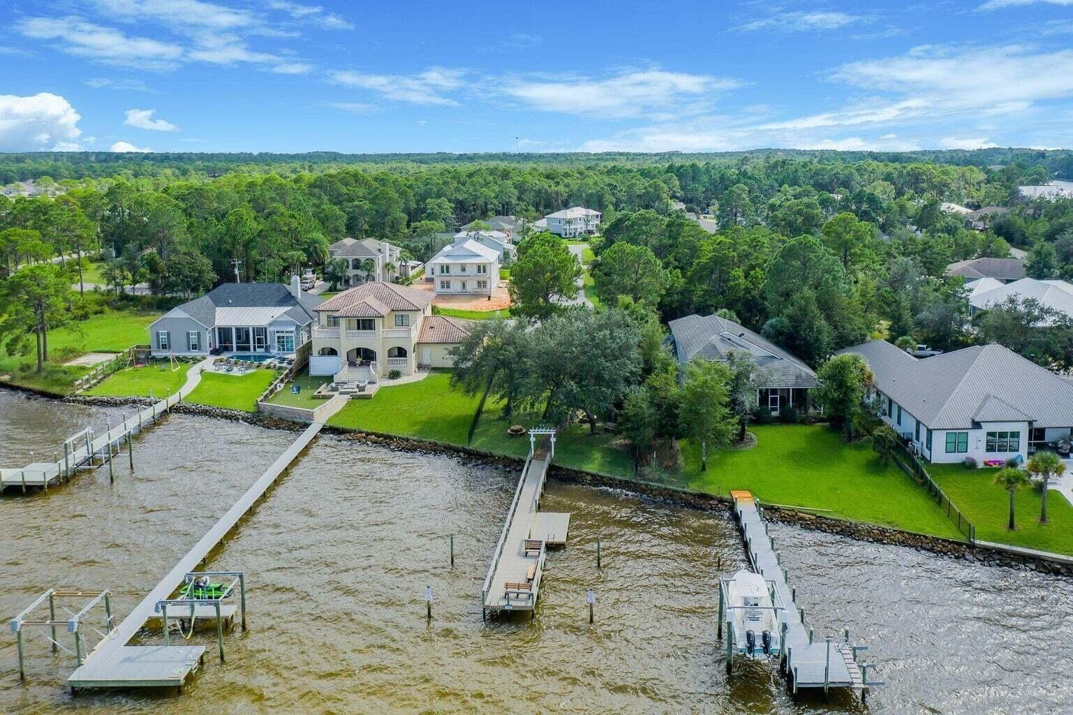PELICAN BAY - Land