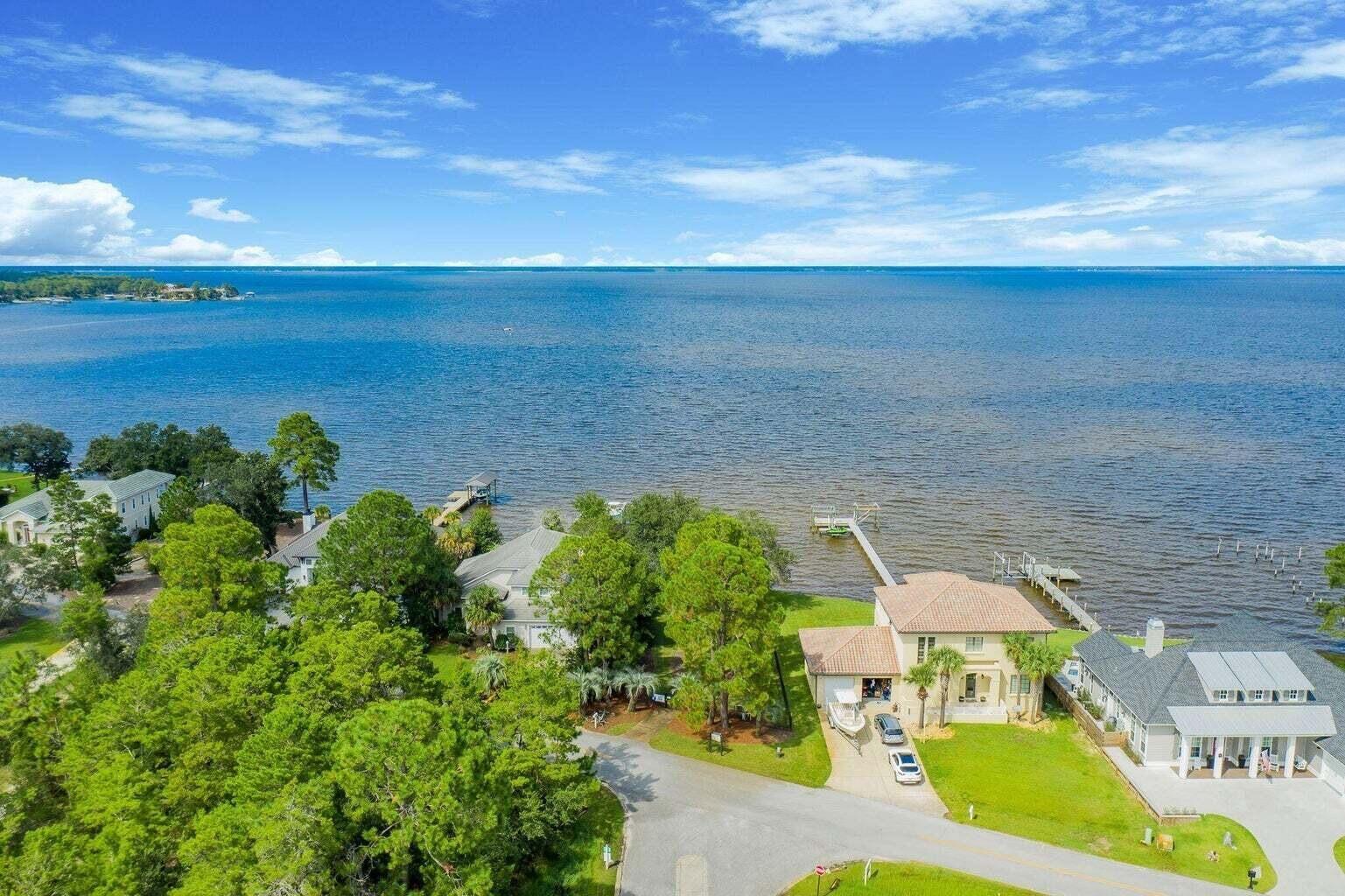 PELICAN BAY - Land