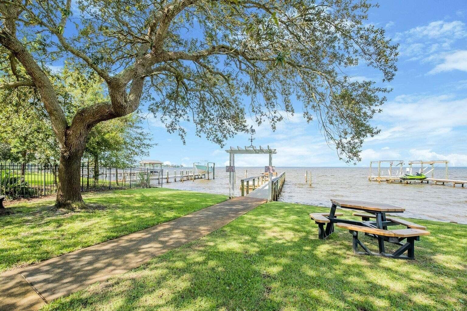 PELICAN BAY - Land