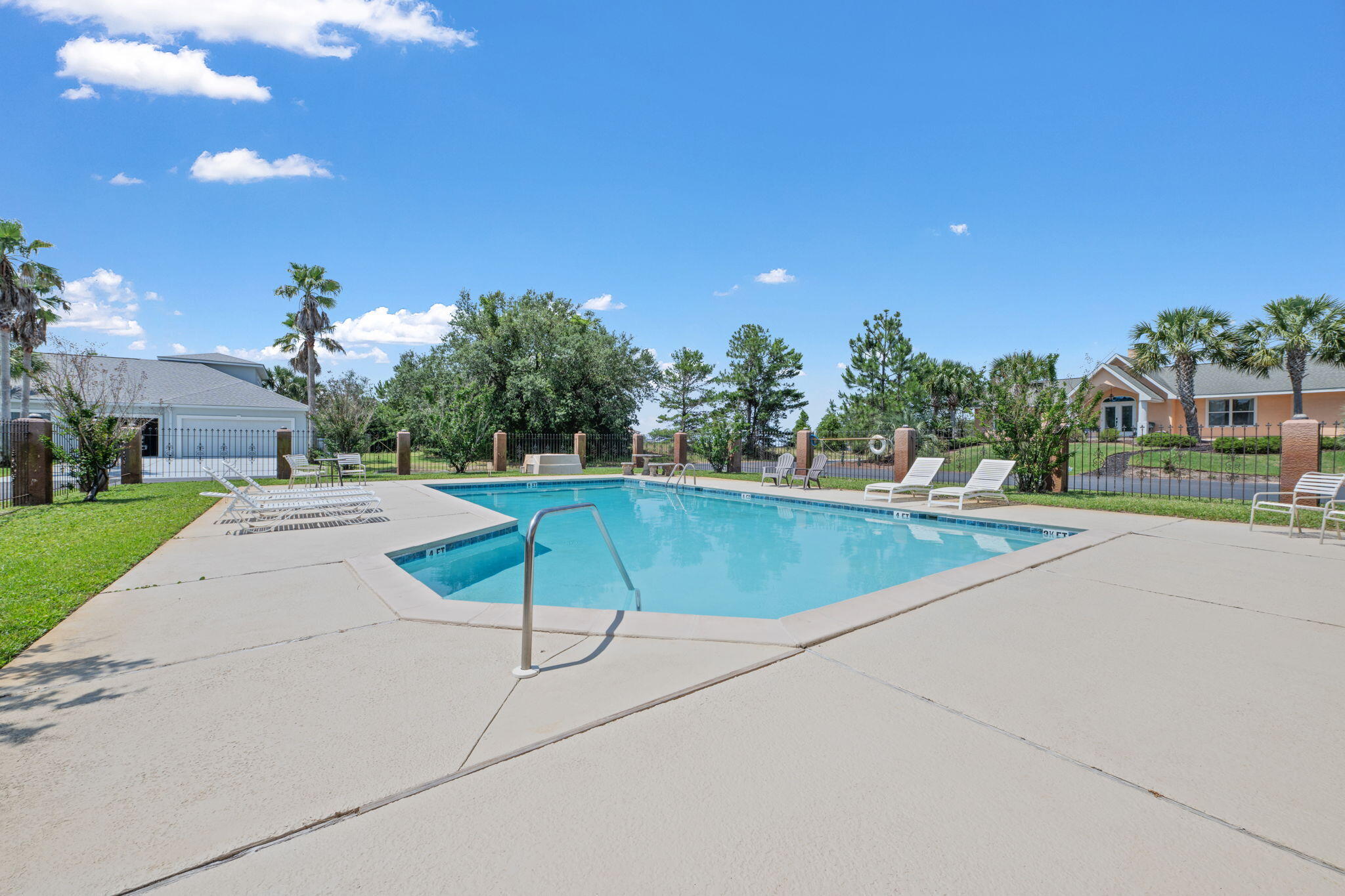 SMUGGLERS COVE - Residential