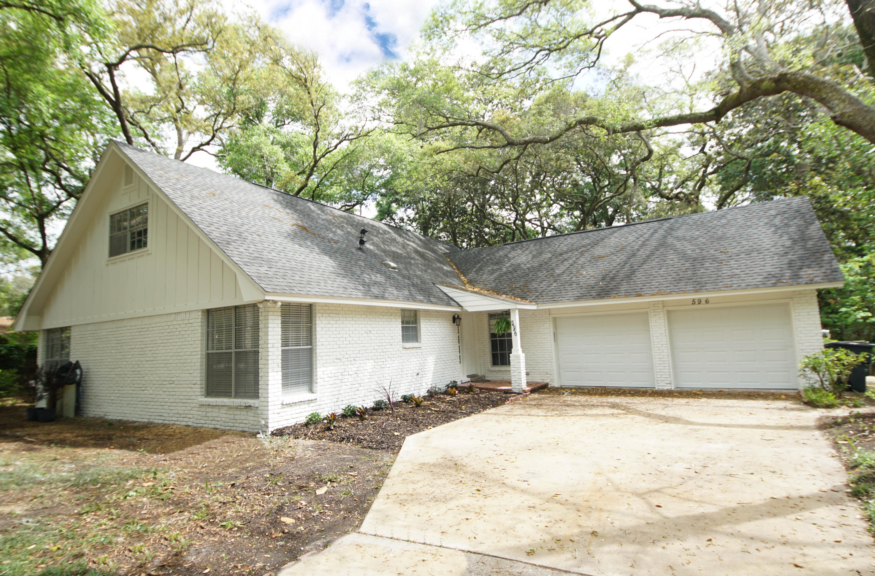 COUNTRY CLUB ESTATES - Residential Lease