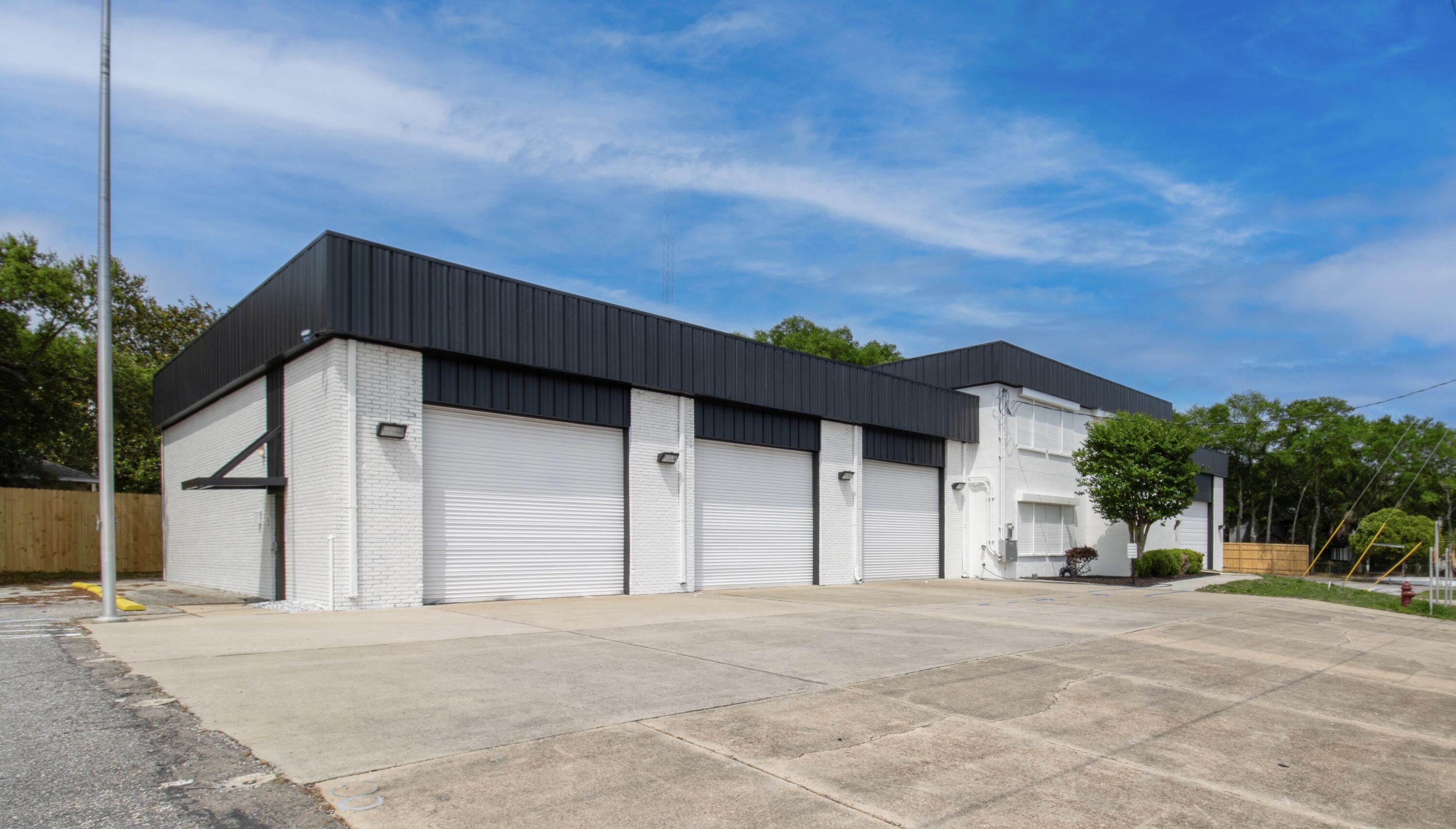 Available for sale or lease- 9760 sf freestanding Office/ Warehouse in Fort Walton Beach FL. This property is made up of 5140sf of Office / Showroom and 4620sf of warehouse. The property is .8 acres with 30 parking spaces and has access from both Mooney Rd and Racetrack Rd. This property has excellent access and visibility making it a great location for service-related businesses. Conveniently Located, Generous Parking, 28.500 AADT