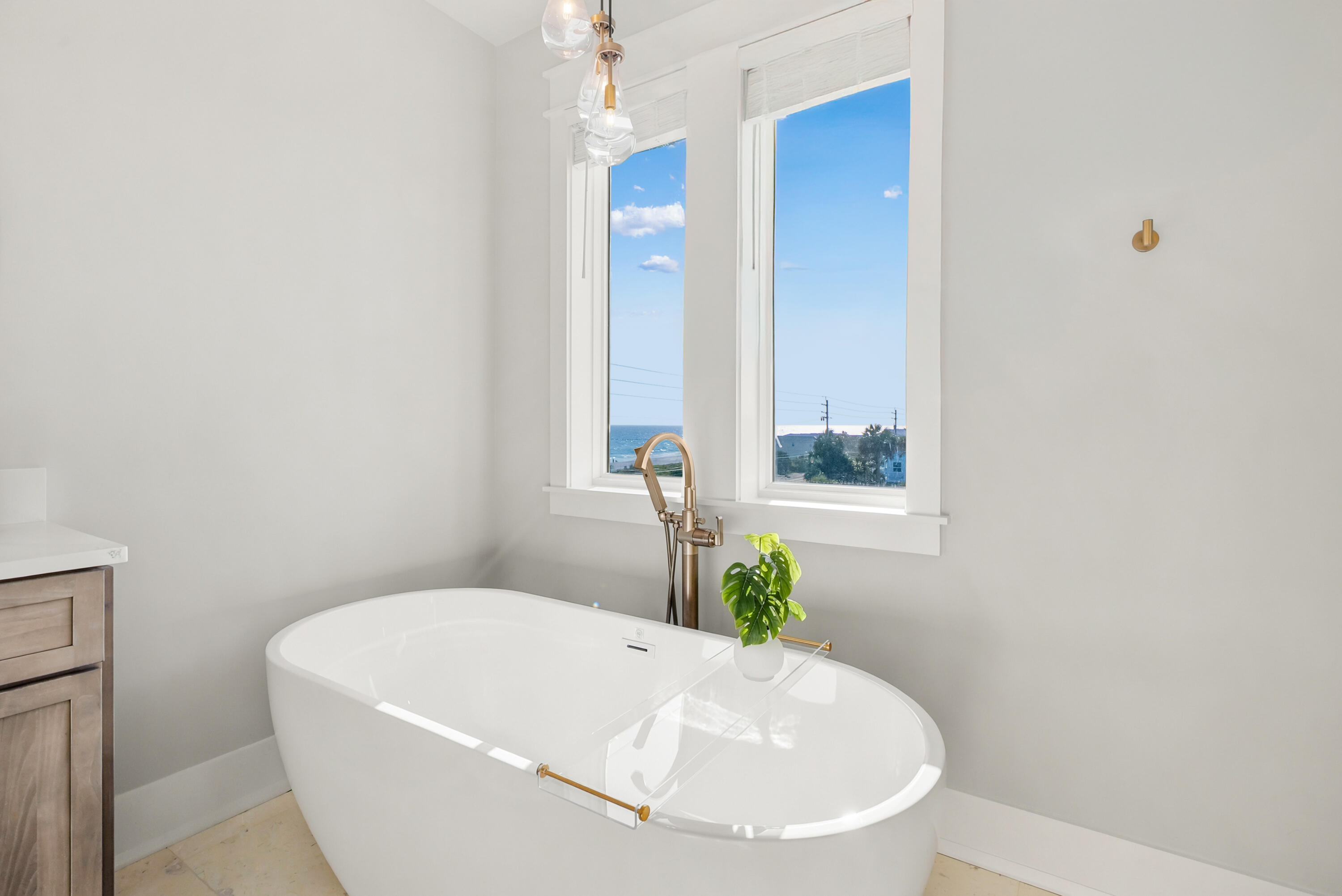 LAGUNA BEACH - Residential