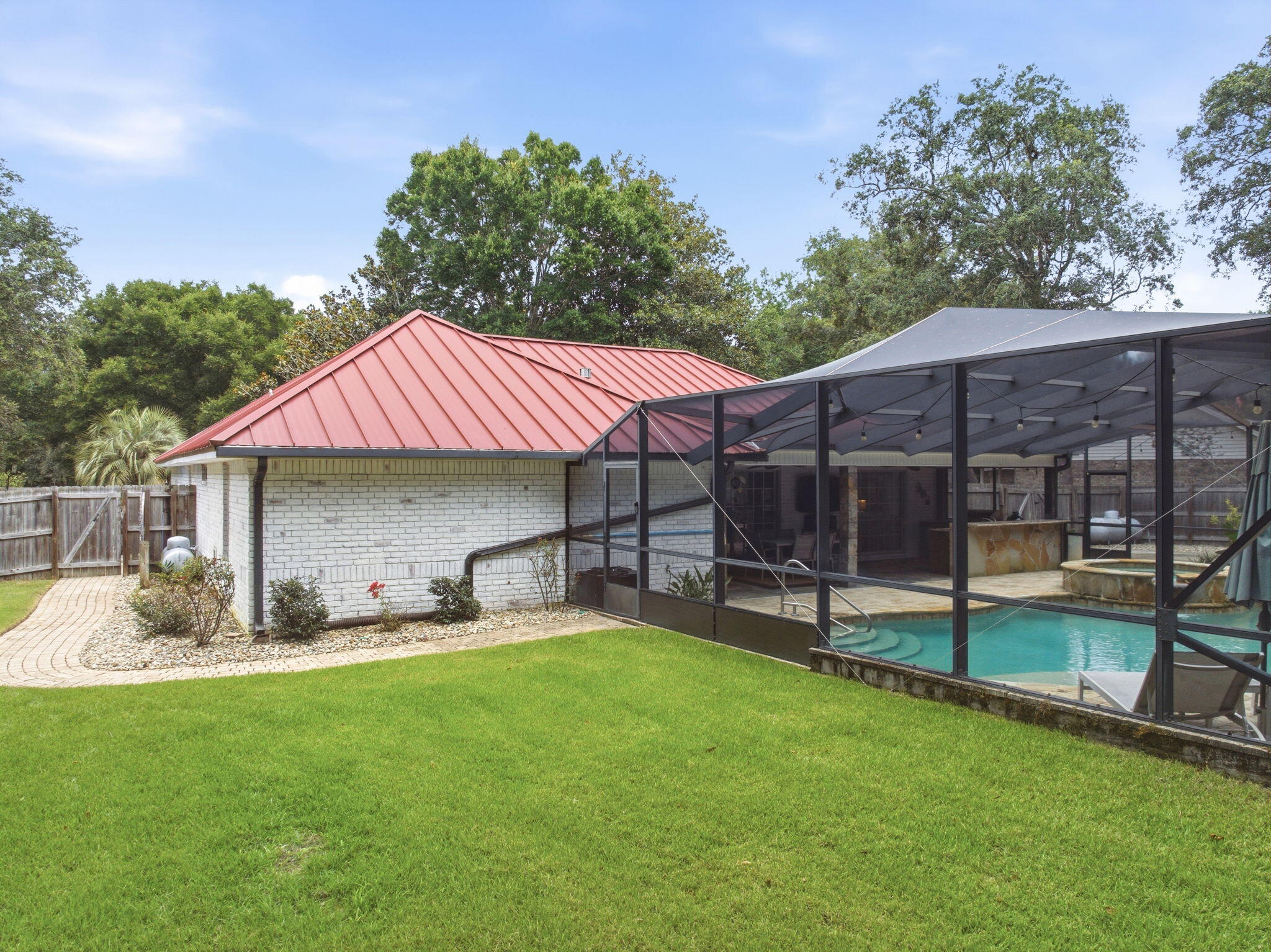 ROBLEDAL ESTATES - Residential
