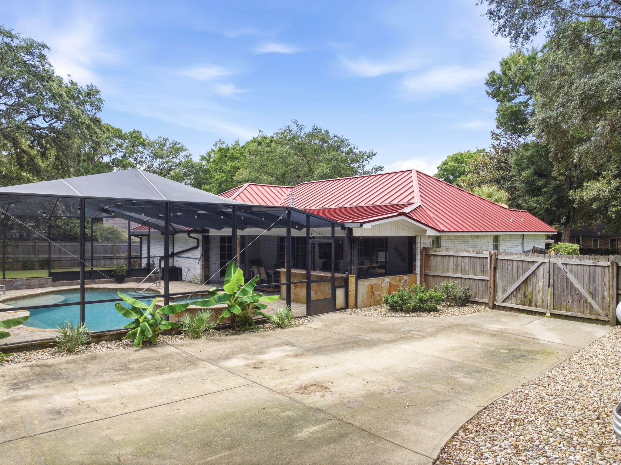 ROBLEDAL ESTATES - Residential