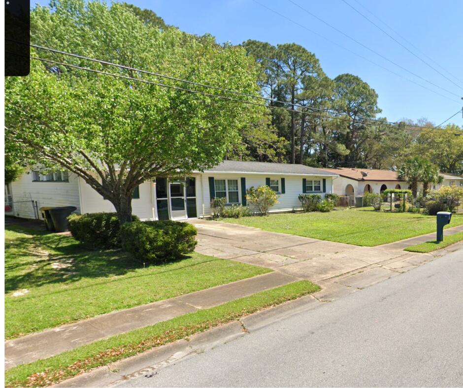 Great opportunity to own a move-in ready home in the heart of Fort Walton Beach, just minutes from the beaches of Okaloosa Island and Destin. This spacious 4-bedroom layout offers flexibility for a home office or guest space.
Conveniently located near shopping, dining, Eglin Air Force Base, and Hurlburt Field. Don't miss the chance to make this home your own.