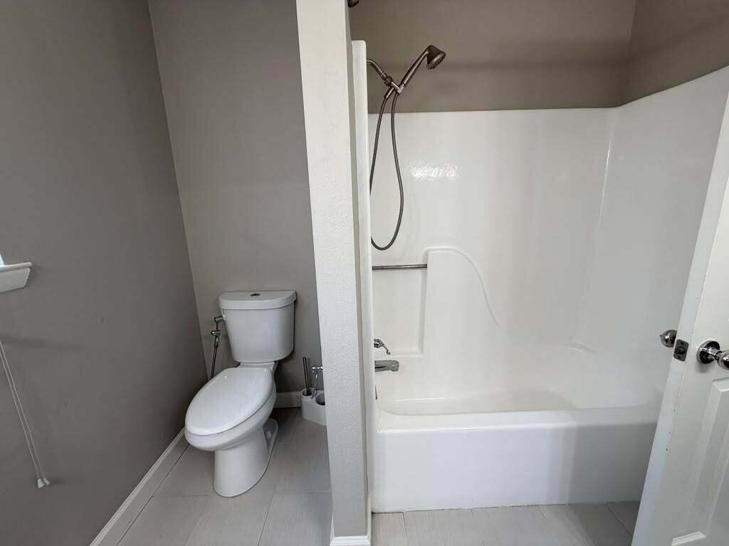 CREEKSIDE 5 - Residential Lease