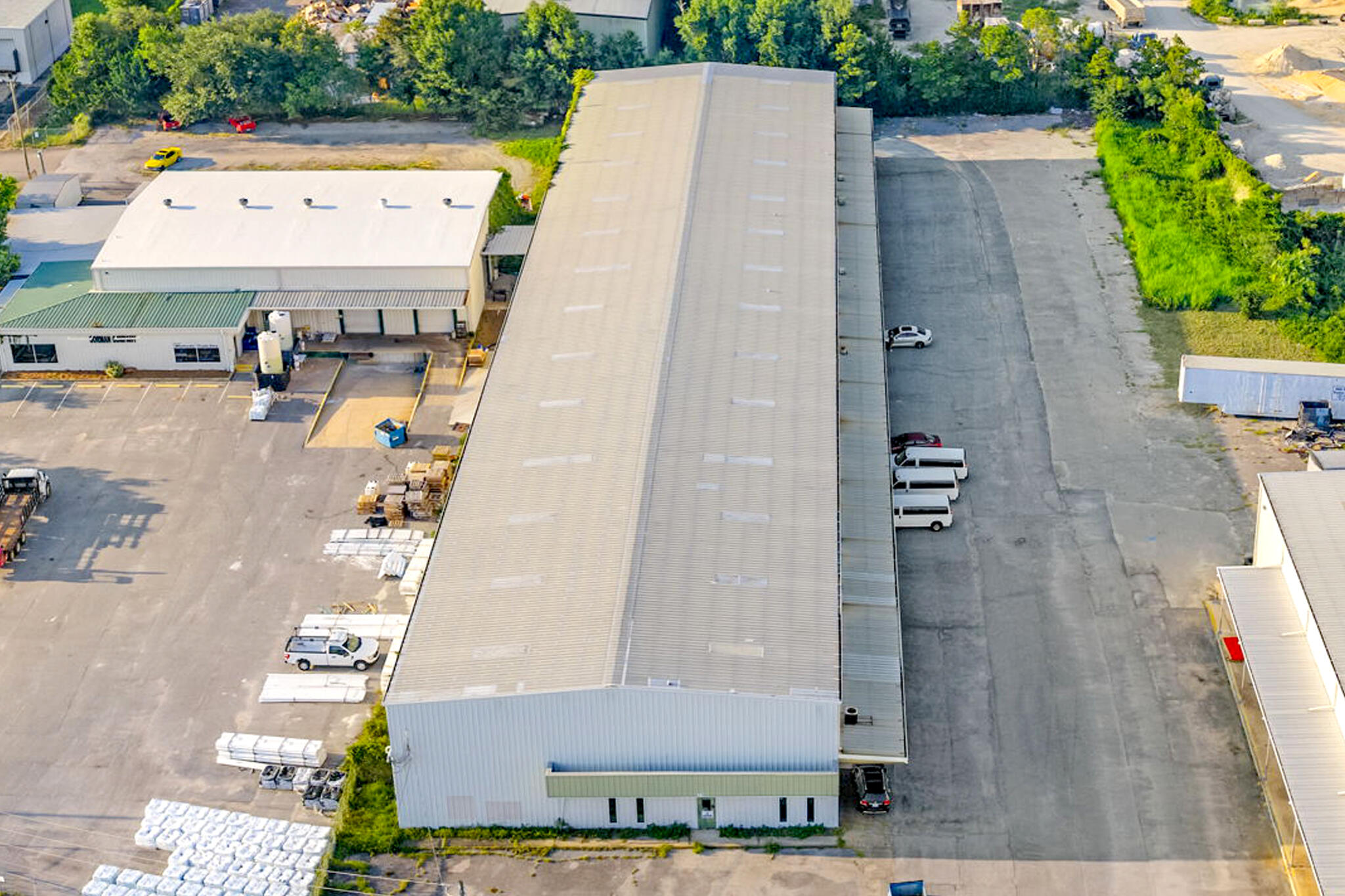 Welcome to 33 NW Jet Drive - a versatile industrial property built for functionality and efficiency. Inside, the building offers an expansive 31'2' ceiling height, with 28'4' to the tallest eave, ideal for high-clearance storage, racking systems, or specialized machinery.

In addition to the warehouse space, the property includes a small, built-out office area complete with two bathrooms, perfect for administrative operations or a break area for staff. Don't miss this rare opportunity!