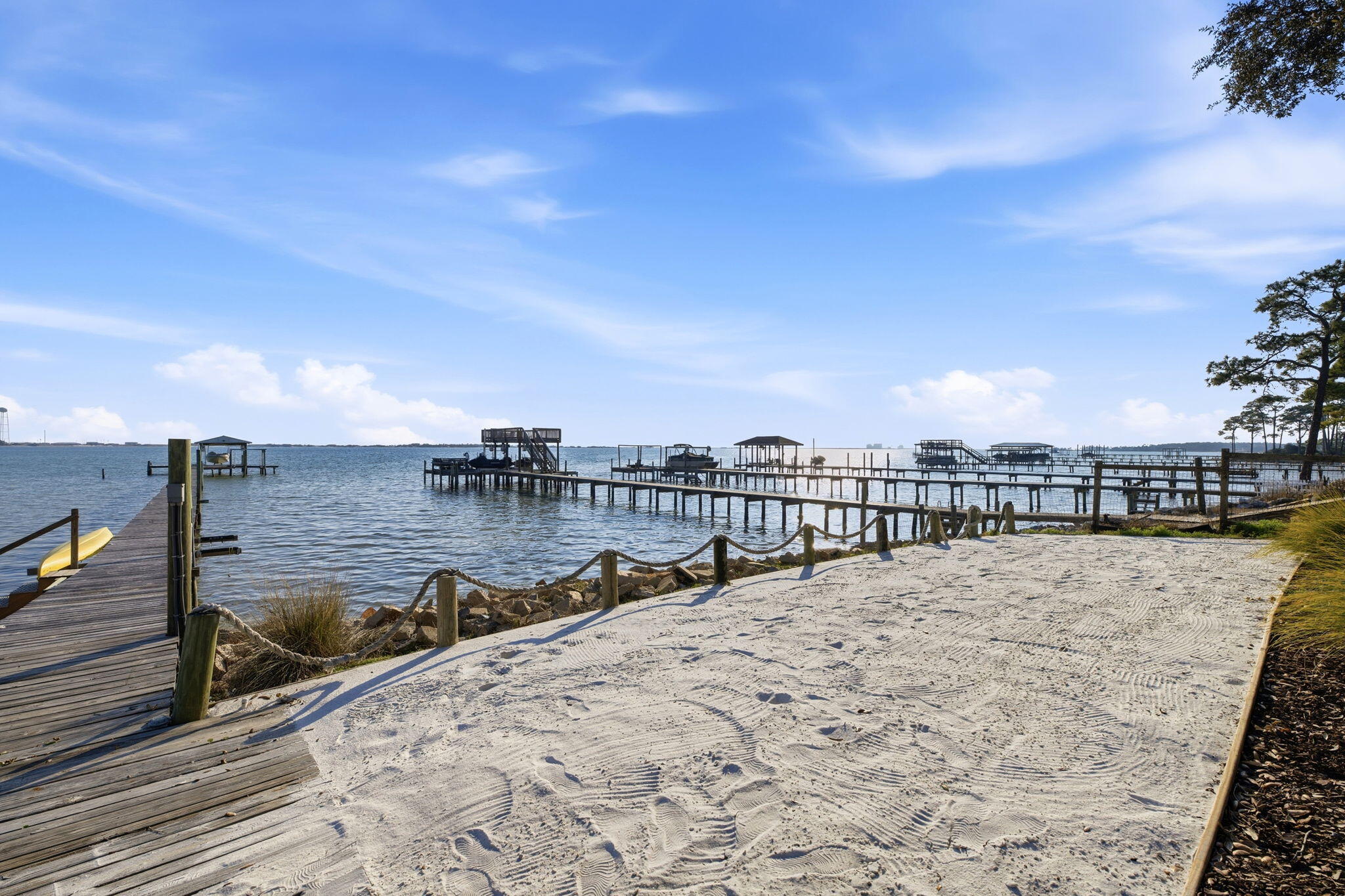 CRESCENT SHORES - Residential