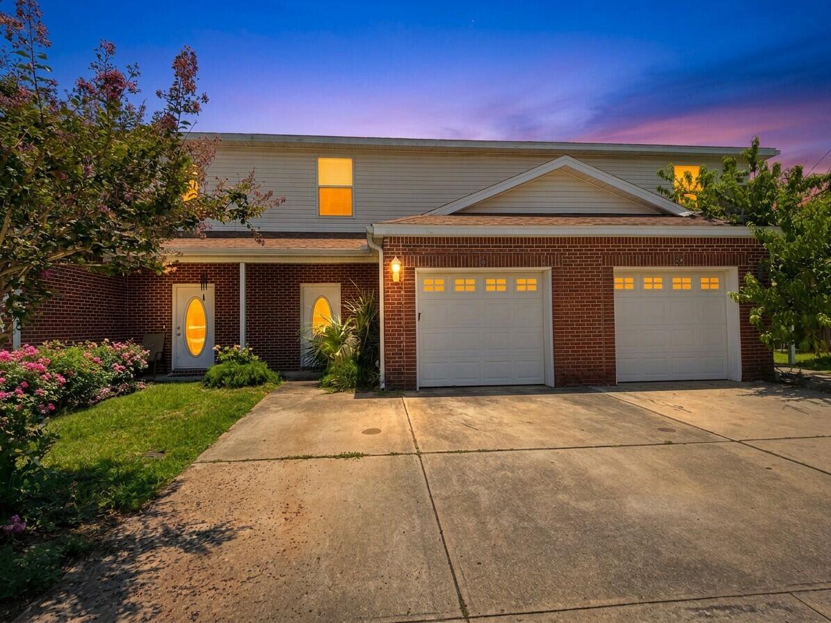 Discover this spacious two-story, three-bedroom townhome in Quail Run, ideally situated in the heart of Destin. The living room features soaring vaulted ceilings that create an open, airy feel. Inside, you'll find generously sized bedrooms, abundant storage space beneath the staircase, an oversized one-car garage, and two extra-large parking spaces.

Residents of Quail Run enjoy access to a community pool with restroom facilities. The HOA covers trash collection, lawn maintenance, and exterior pest control. The association permits both owner-occupied homes and long-term rental investments. Conveniently located just minutes from Destin Commons, the area's famous white-sand beaches, numerous golf courses, Big Kahuna's Water & Adventure Park, the Destin Harbor, shopping, dining, and endless entertainment options, this townhome offers an exceptional opportunity to enjoy the best of the Emerald Coast.