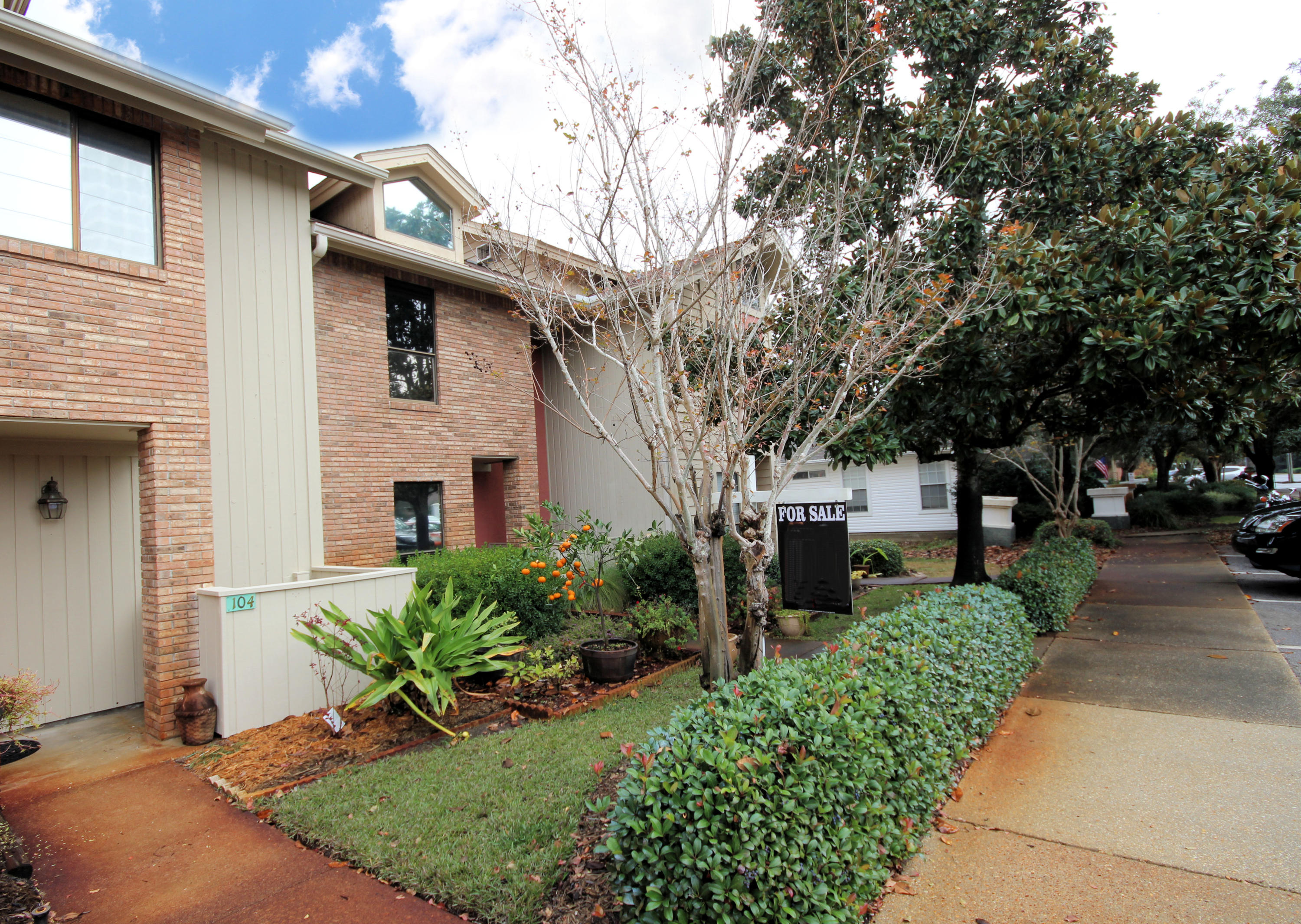 MAGNOLIA BAY CLUB - Residential