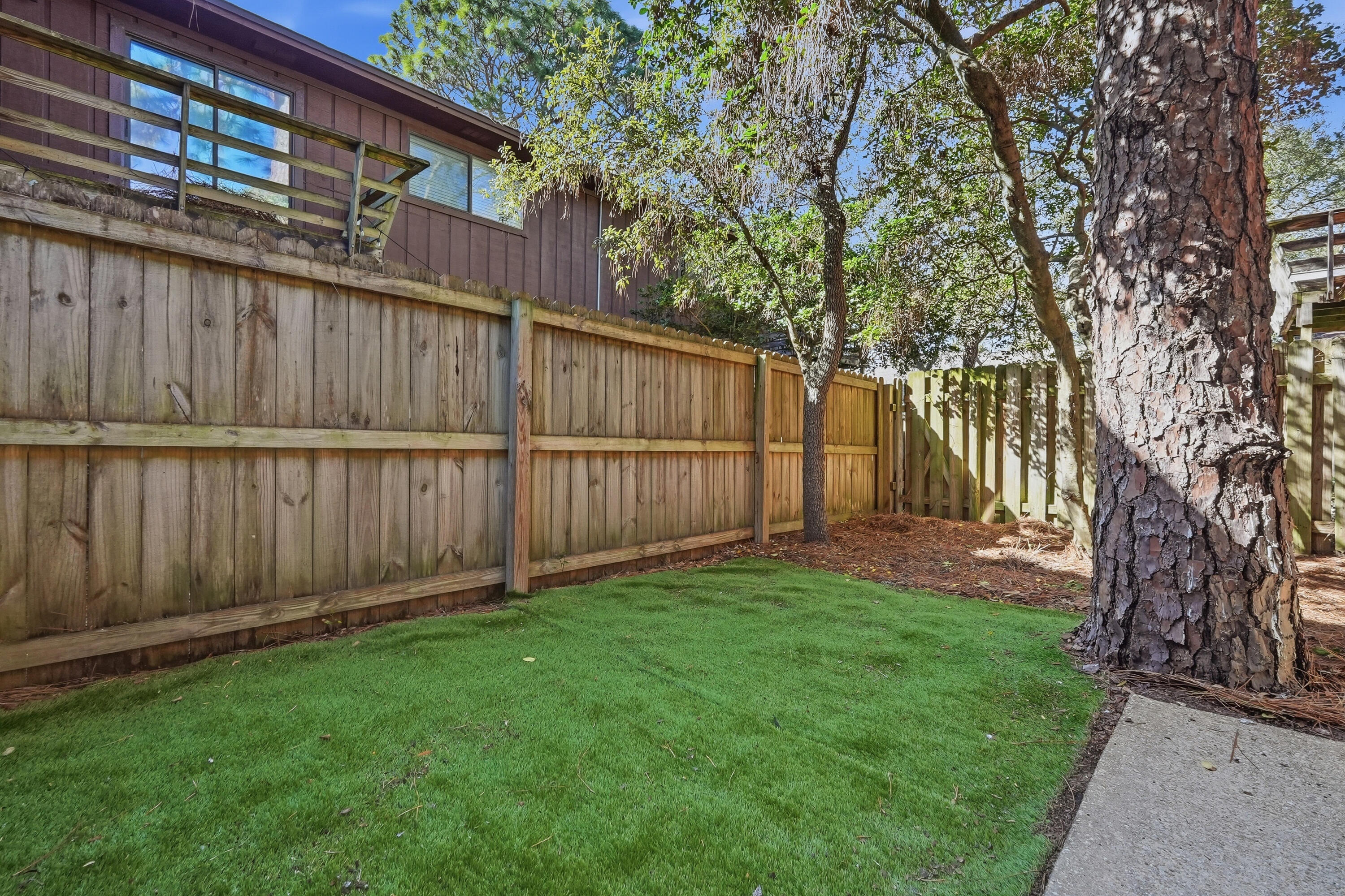 WHISPERING OAKS - Residential
