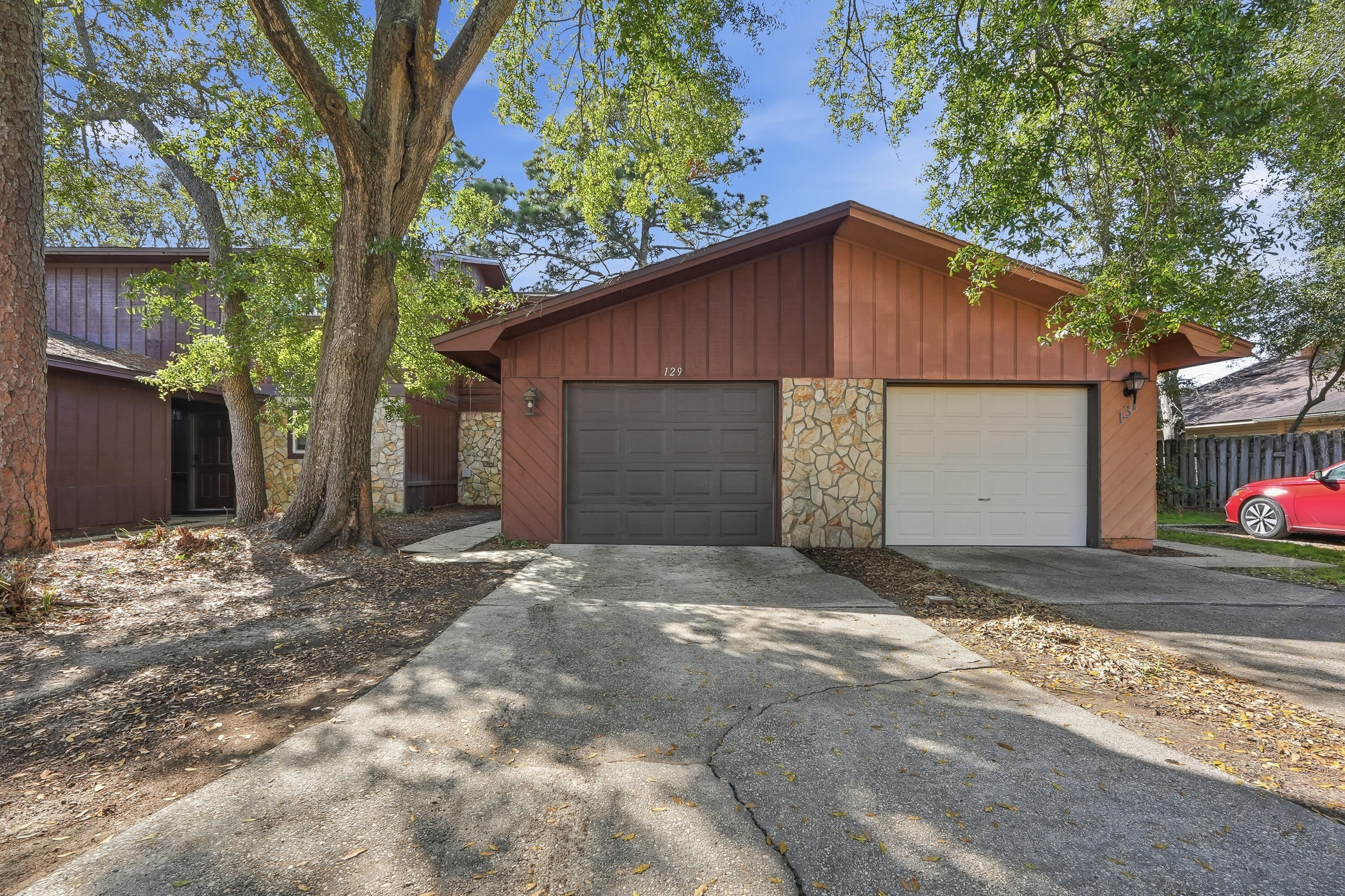 WHISPERING OAKS - Residential