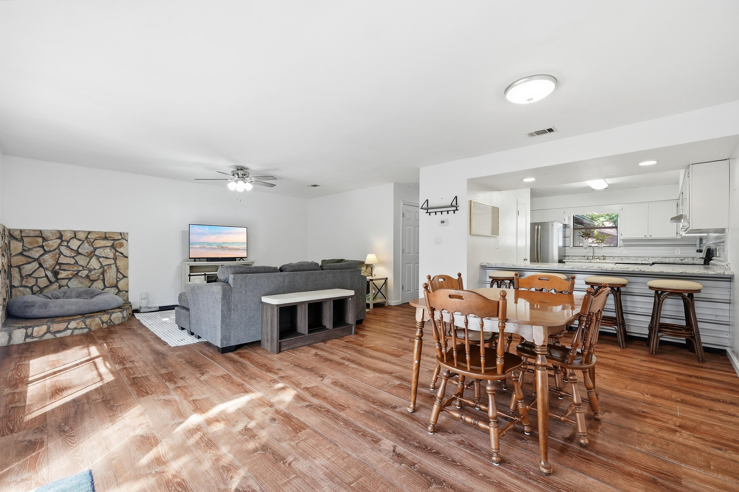 WHISPERING OAKS - Residential