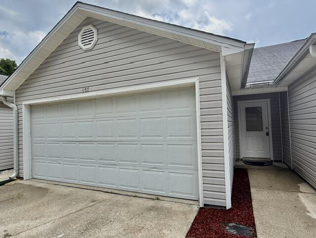 AVAIL: 7/1. SECURITY DEPOSIT = $1,750 - CAN BE BROKEN UP N 2 MONTHLY INSTALLMENTS IF QUALIFIED.  PETS ALLOWED (30 LBS OR LESS) UPON OWNERS APPROVAL & W/ A NON-REFUNDABLE PET FEE! NO SMOKING INSIDE HOME! CONVENIENTLY LOCATED BETWEEN BOTH BASES & CLOSE TO SCHOOLS, BEACHES, SHOPPING, & RESTAURANTS! THIS 1 STORY TOWNHOUSE FEATURES A FAMILY ROOM, DINING ROOM, KITCHEN EQUIPPED W/ A REFRIGERATOR, STOVE, DISHWASHER & LAUNDRY AREA IS LOCATED IN THE 2 CAR GARAGE. MASTER SUITE HAS A WALK IN CLOSET. THE ADDITIONAL BEDROOM HAS A SEPARATE ENTRANCE TO THE BACK YARD. OTHER FEATURES INCLUDE CEILING FANS, SKYLIGHT & AN OPEN PATIO. HOA MOWS THE GRASS. WELCOME HOME!