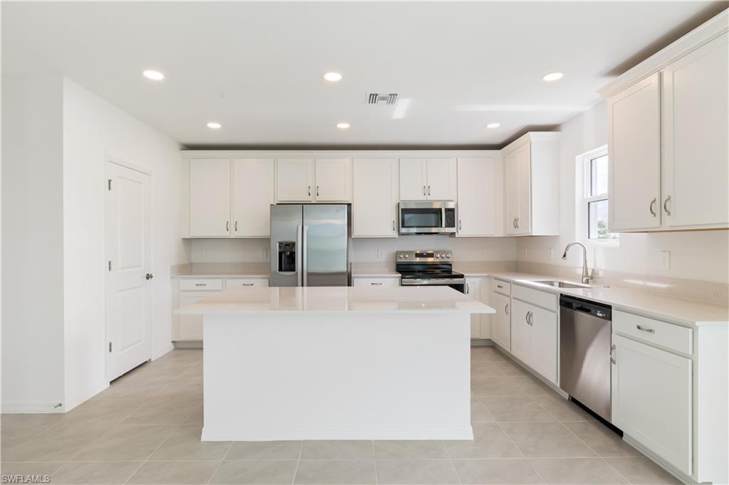WHISPERING LAKES - Residential