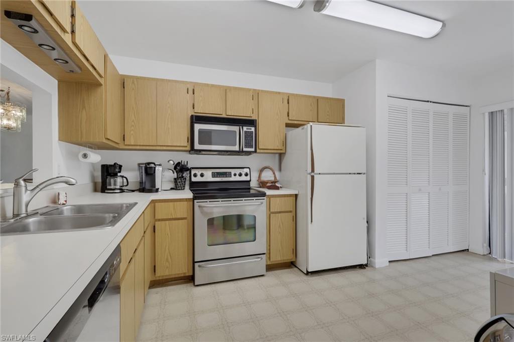 ADMIRALTY YACHT & RACQUET CLUB - Residential