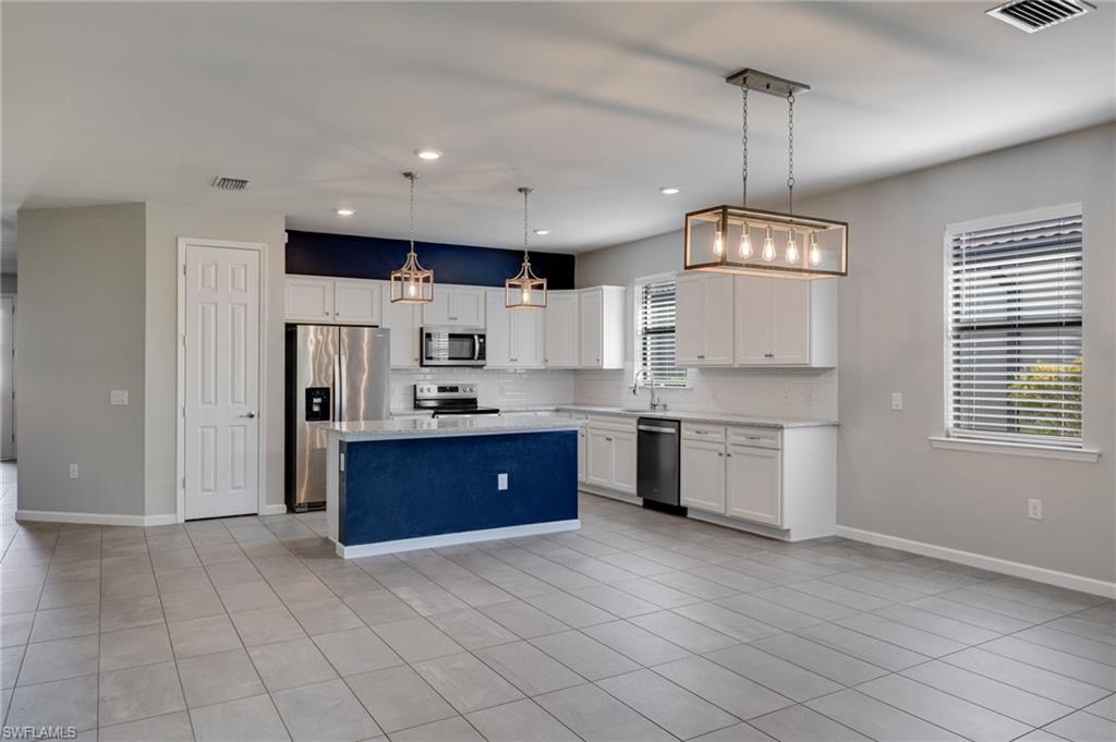 HAMPTON LAKES - Residential