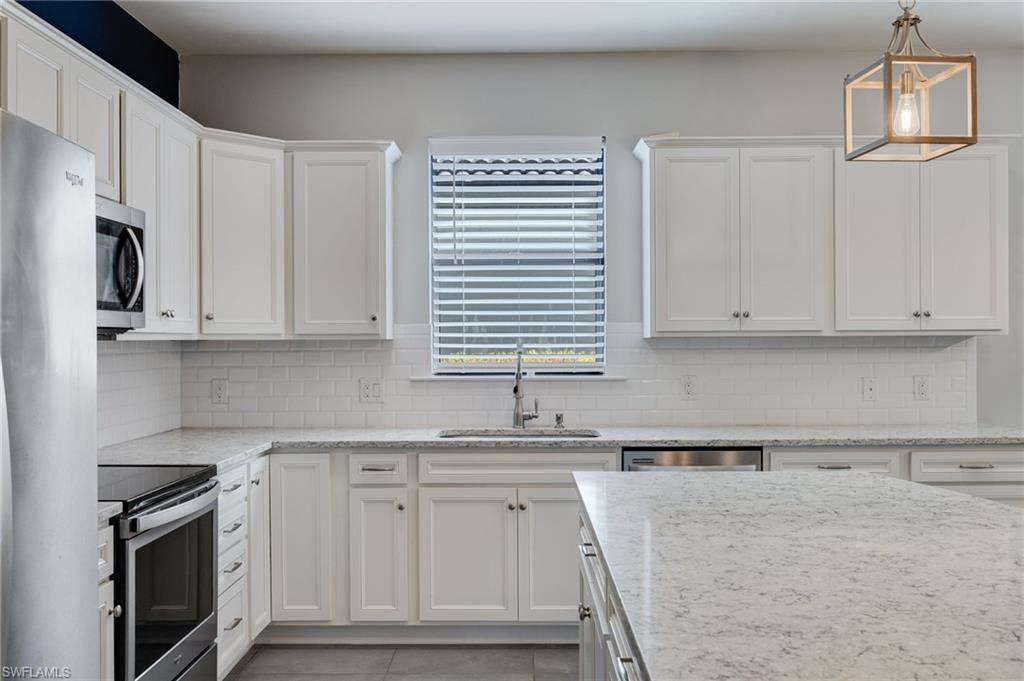 HAMPTON LAKES - Residential