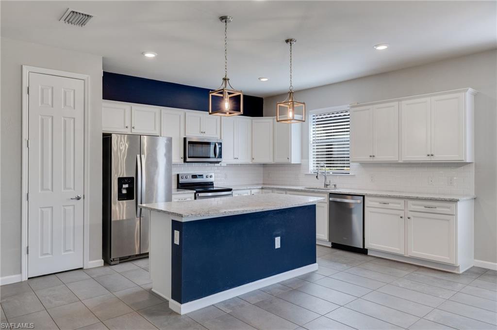 HAMPTON LAKES - Residential