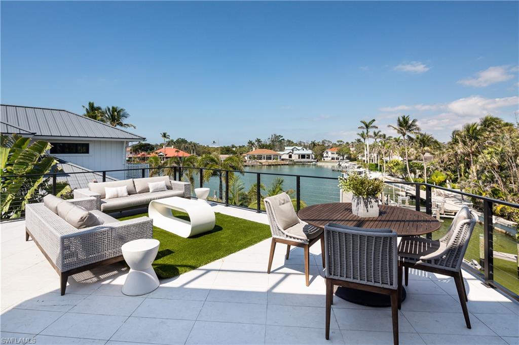 MOORINGS - Residential
