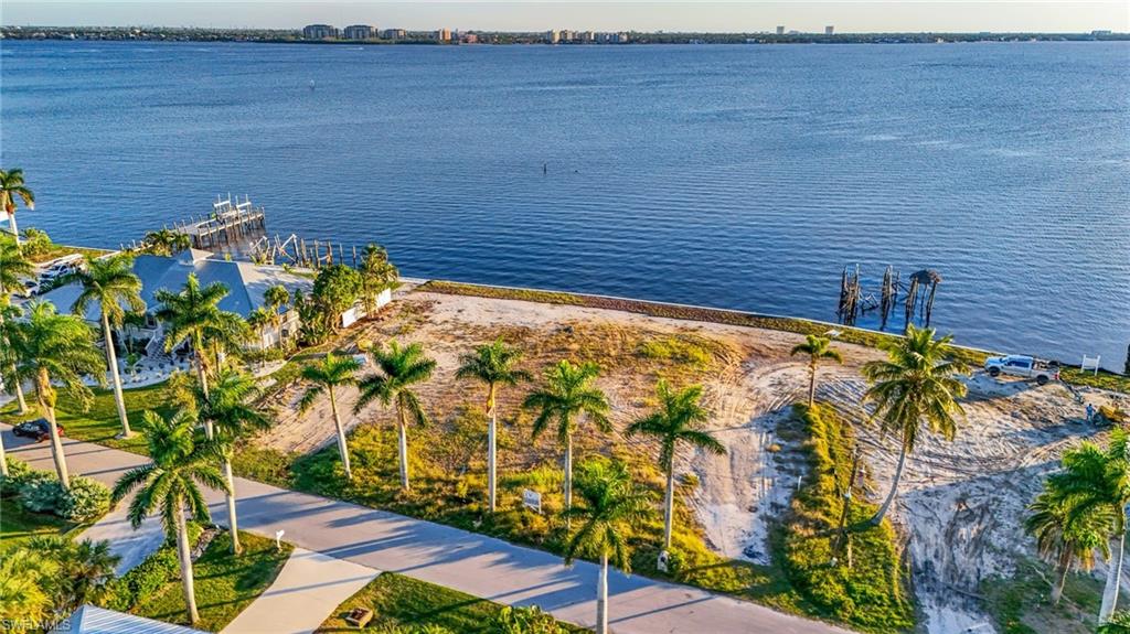 CAPE CORAL - Land