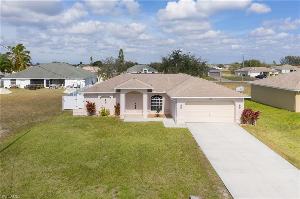 Charming 3 bedroom 2 bathroom 2 car garage Fully fenced in backyard ready for you to call this place home. This super cute home features tile throughout, granite in kitchen, built in shelves for extra space and a fully fenced in backyard with privacy fence for your kiddos to play safely or your pets! Don't miss your opportunity to see this home, schedule your appointment today before its gone!
**Agents please see confidential remarks**