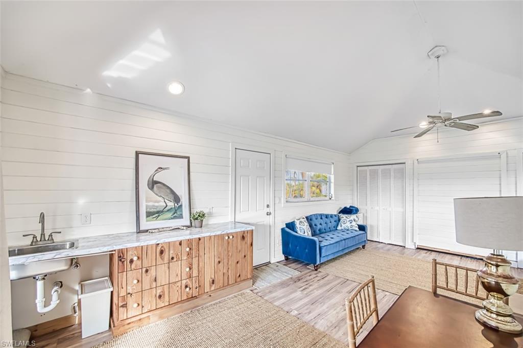 PALM LAKE - Residential