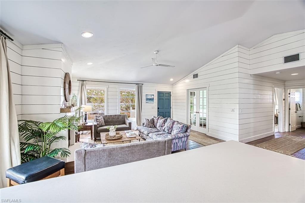 PALM LAKE - Residential