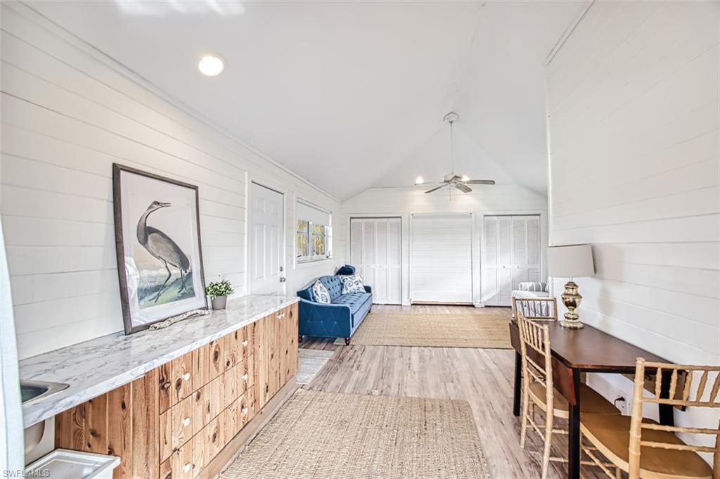 PALM LAKE - Residential