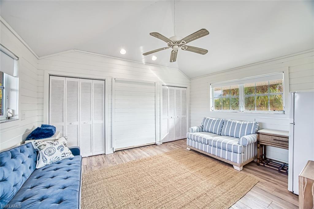 PALM LAKE - Residential