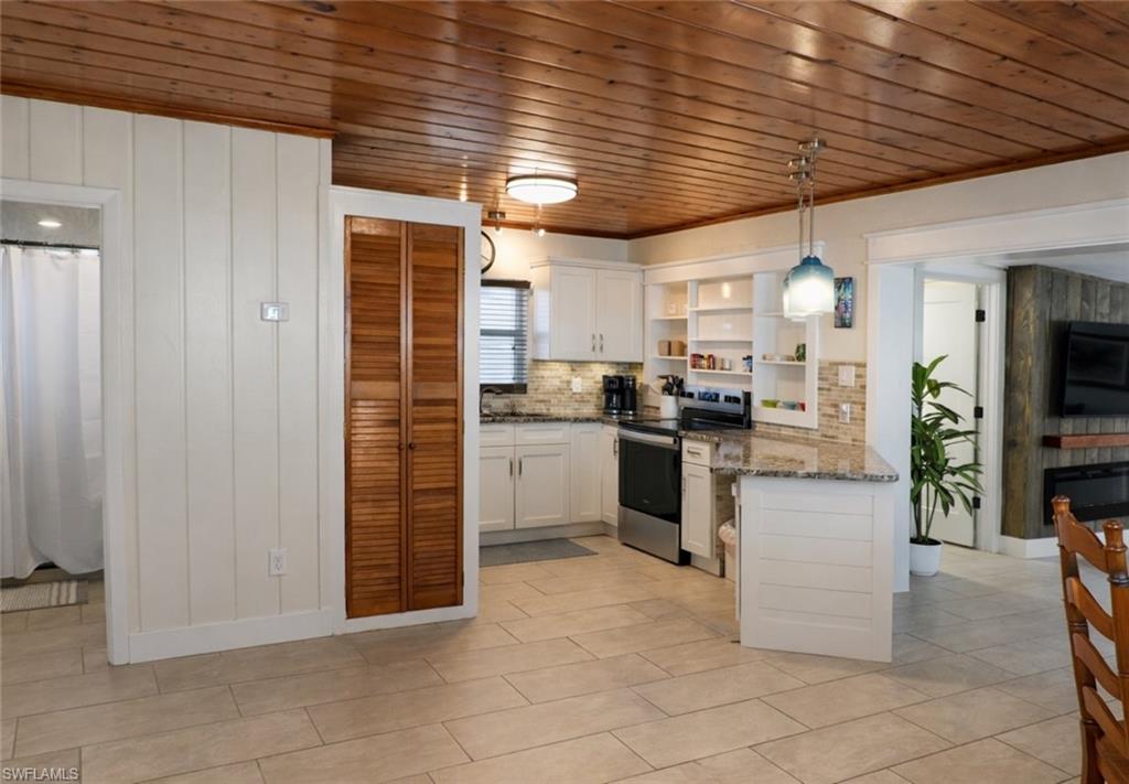KNIGHTS BOKEELIA ISLE - Residential