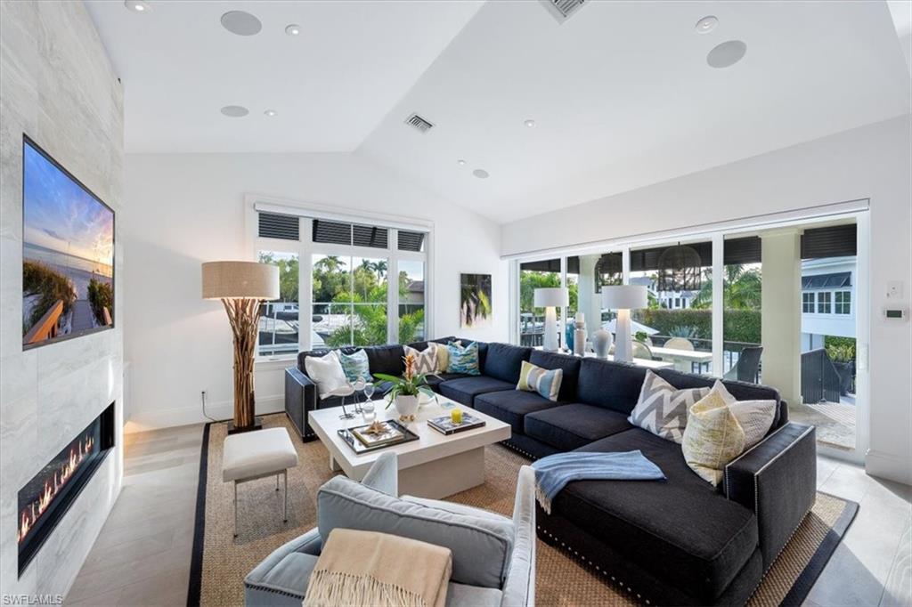 AQUALANE SHORES - Residential