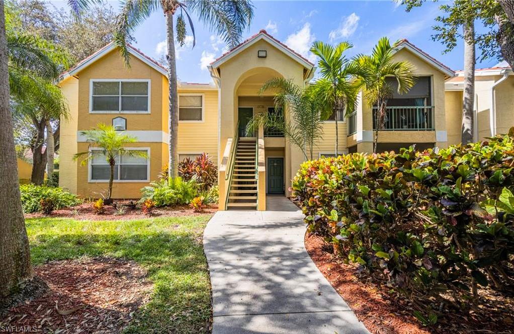 Adorable one bedroom in the heart of South Ft. Myers. Conveniently located to shopping, restaurants, Southwest Florida International Airport, Fort Myers Beach & Sanibel.  Updated kitchen & bath.  Full Size Washer & Dryer. Beautiful lake view from your screened lanai. Covered Parking. Venetian Palms has low monthly HOA fees. Amenities include Resort Style Pool, Clubhouse, Fitness Room, Volleyball Court, Shuffleboard, Tennis Courts & Children's Play Area.